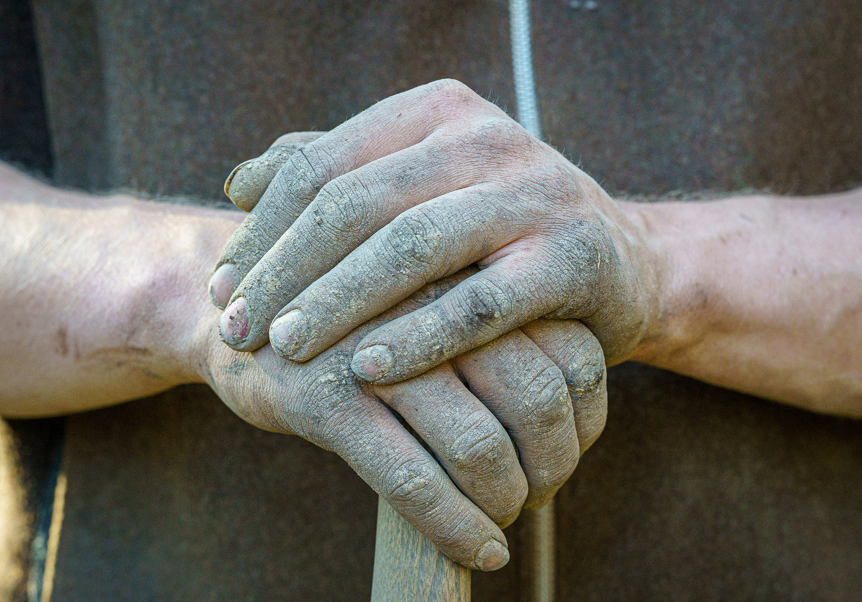 Hände, die mit Erde bedeckt sind