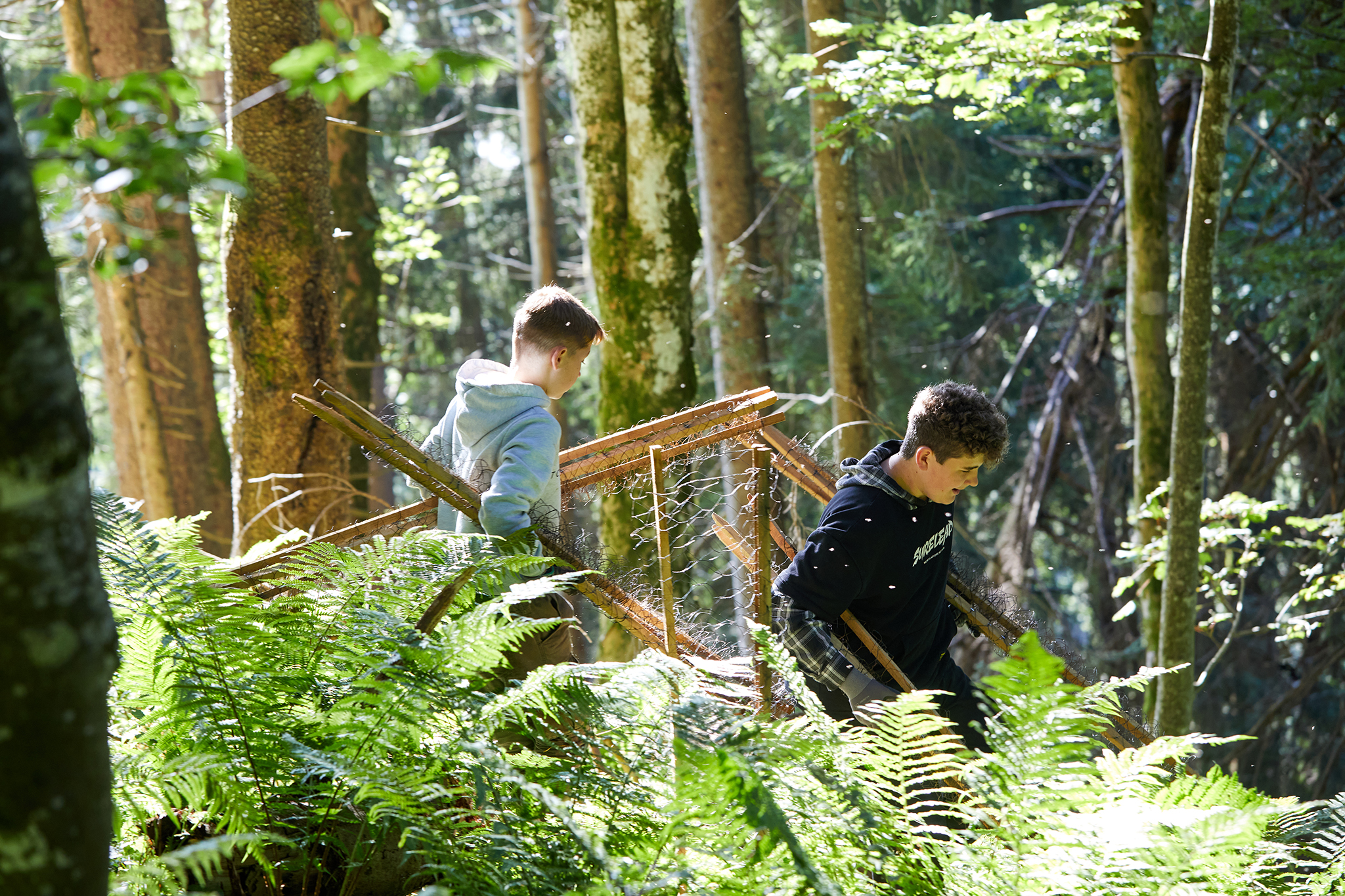 zwei Jugendliche mit Einzelschutzmaterial im Wald