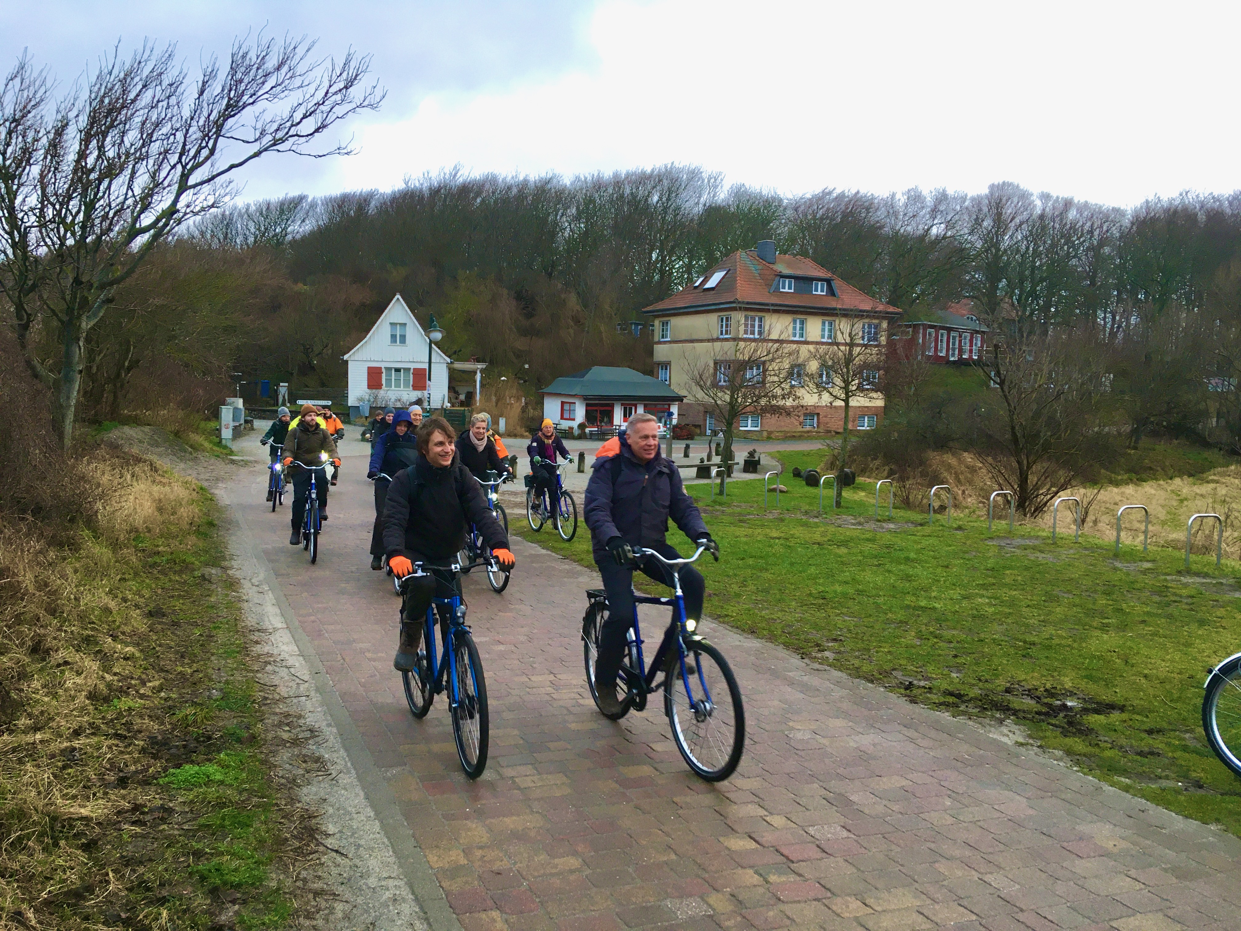 Arbeitsweg auf Hiddensee Radelnde auf Hiddensee