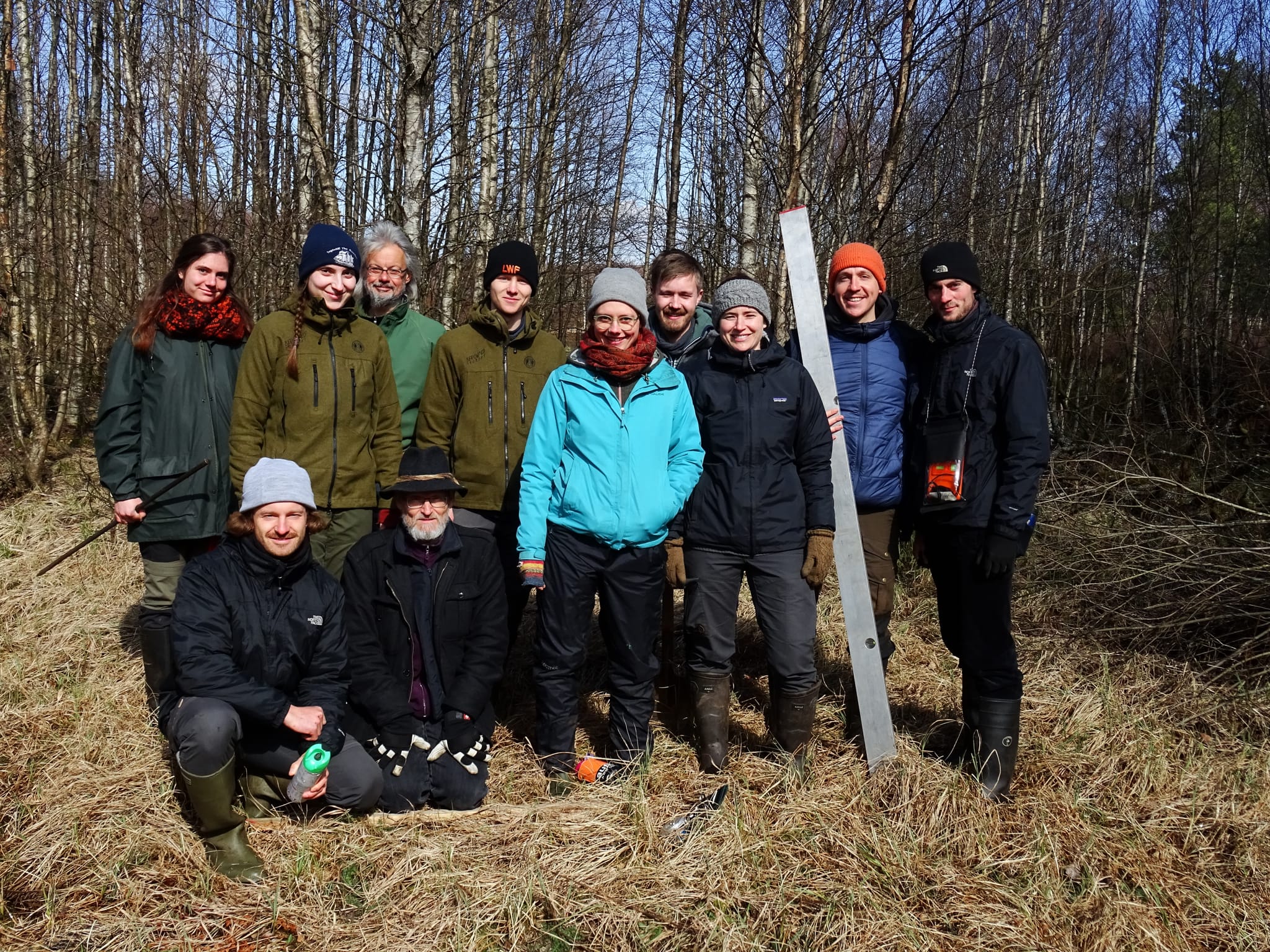 Gruppe von Menschen lacht in der Sonne