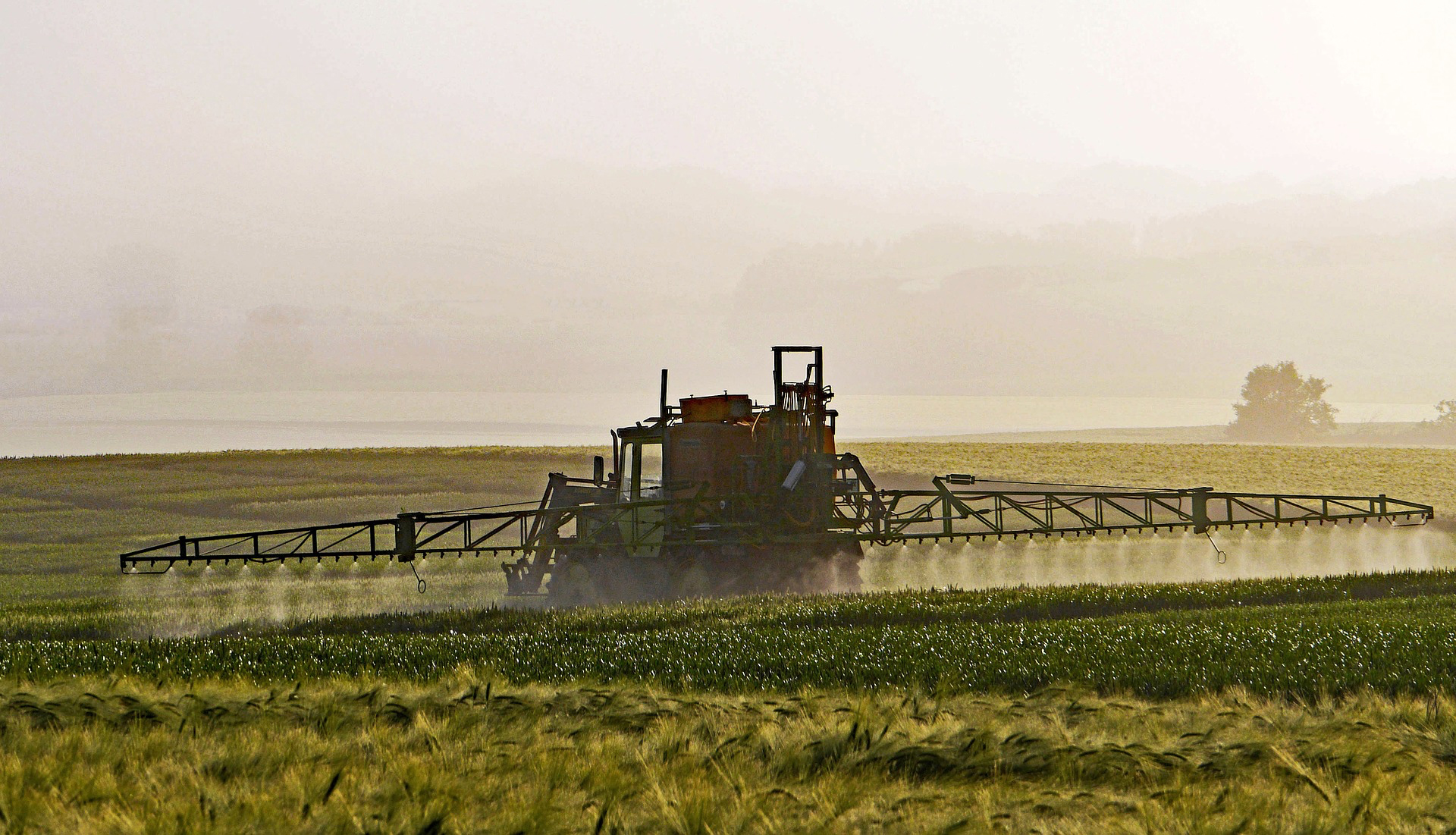 bwp_blog_industrielle landwirtschaft dünger Traktor düngt auf Acker