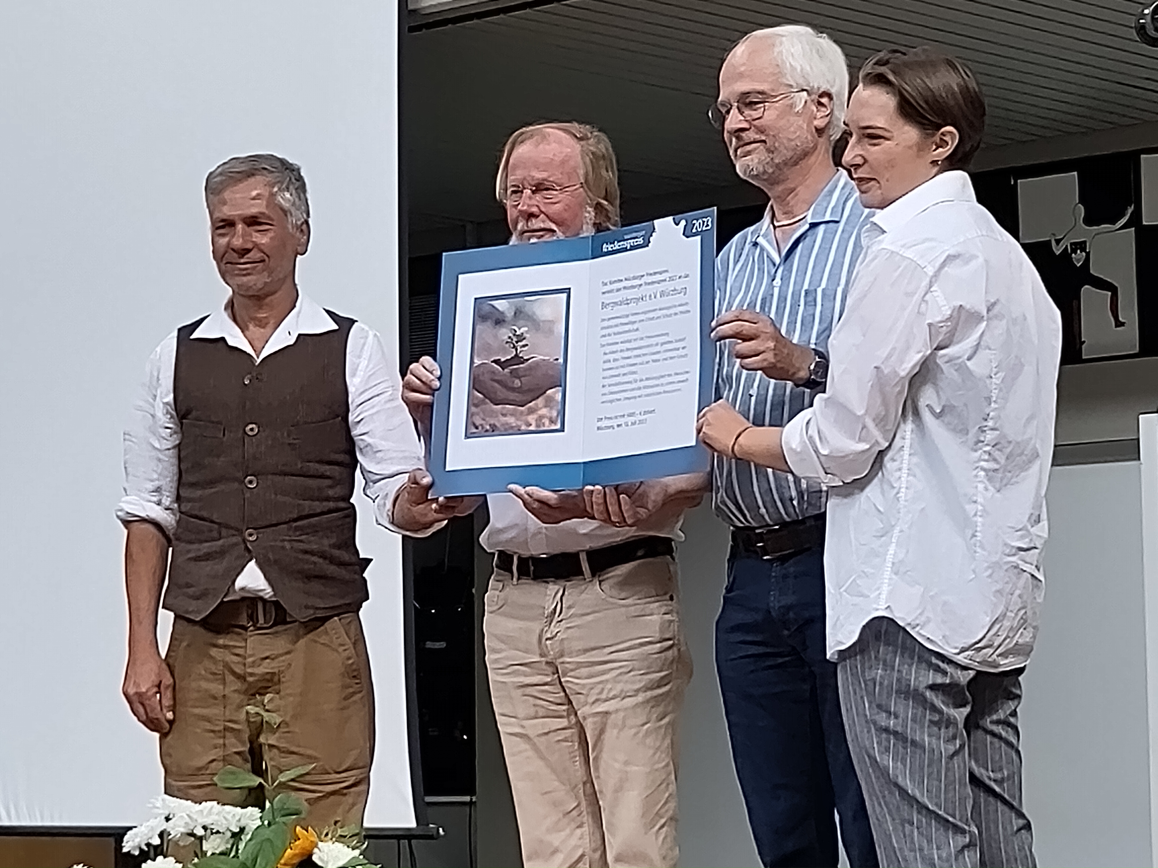 Auszeichnung mit dem Würzburger Friedenspreis Greta Buntfuß und Stephen Wehner nehmen die Auszeichnung mit dem Würzburger Friedenspreis entgegen