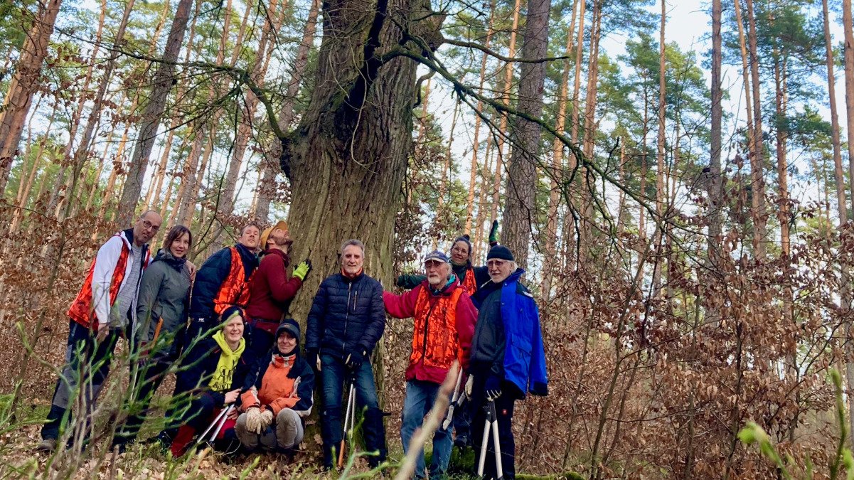 Gruppenbild vor Uralteiche