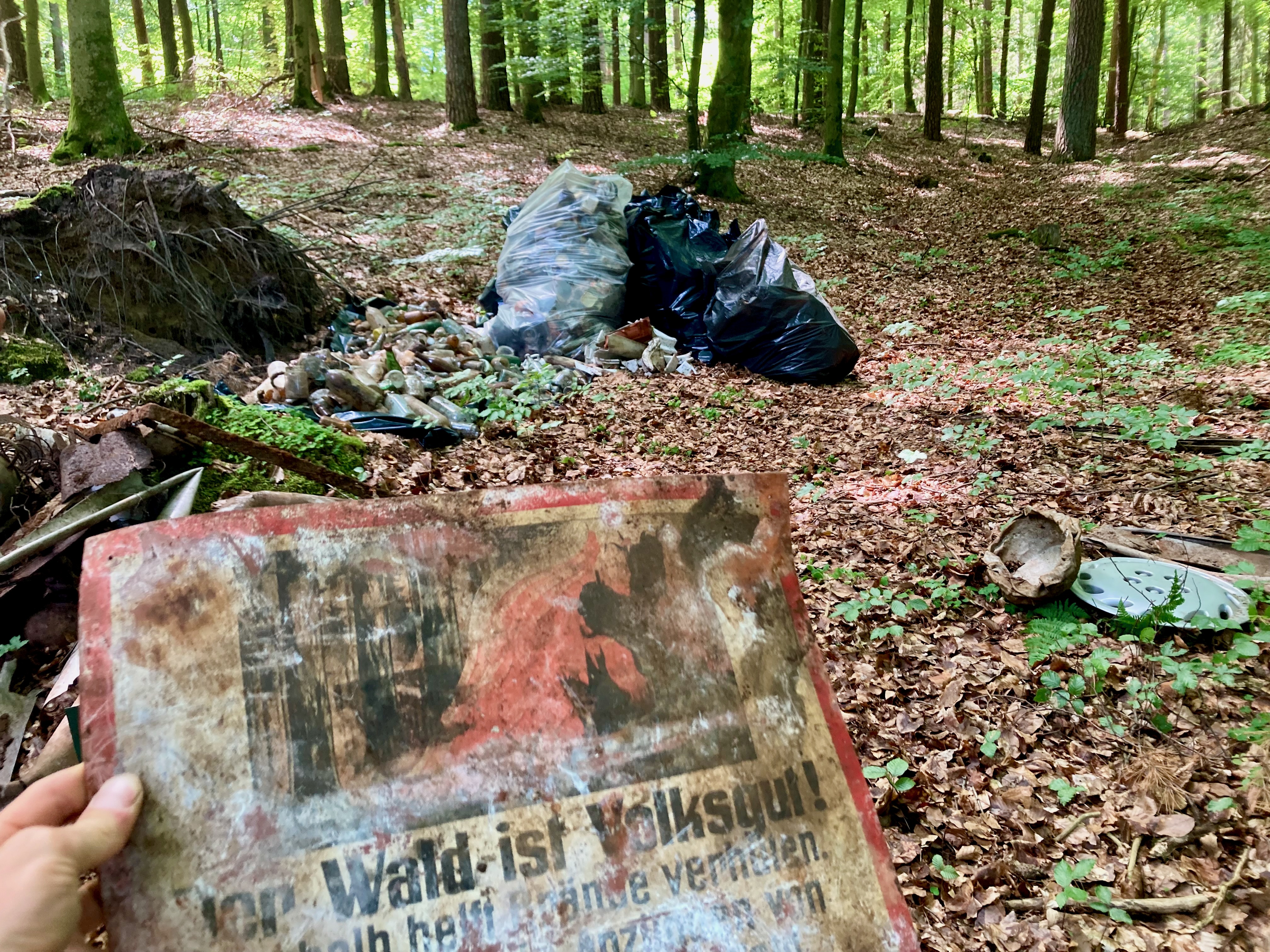 NS-Propaganda-Schild im Wald gefunden