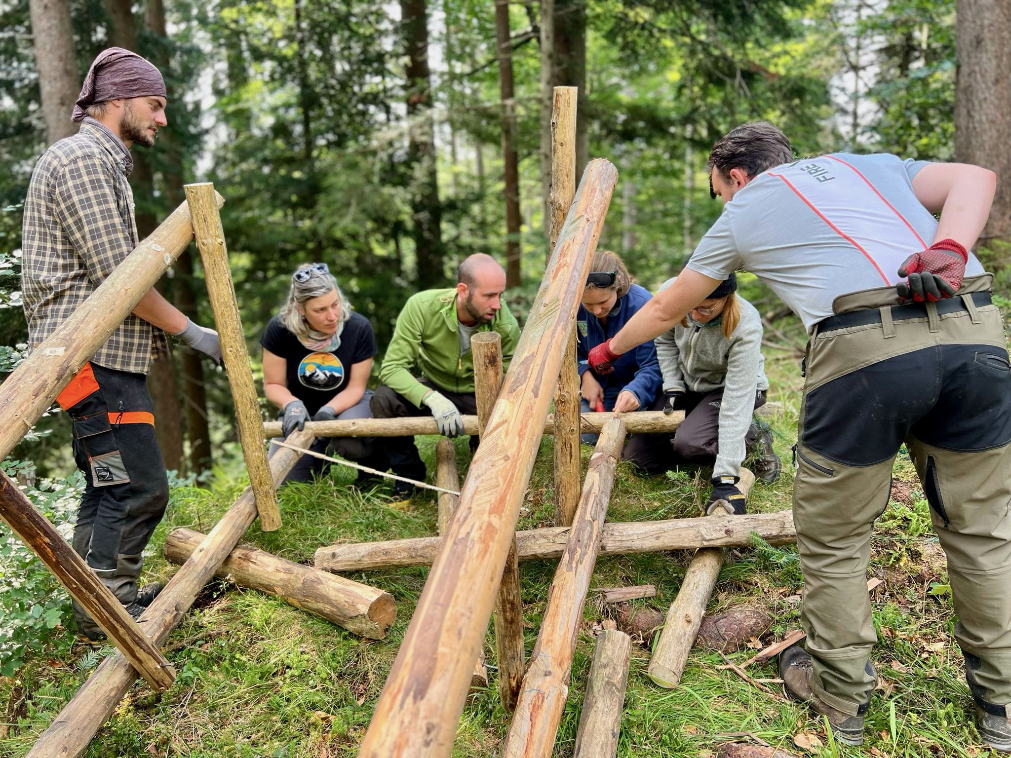 Viele Hände arbeiten an einem Hochsitz Viele Hände arbeiten an einem Hochsitz
