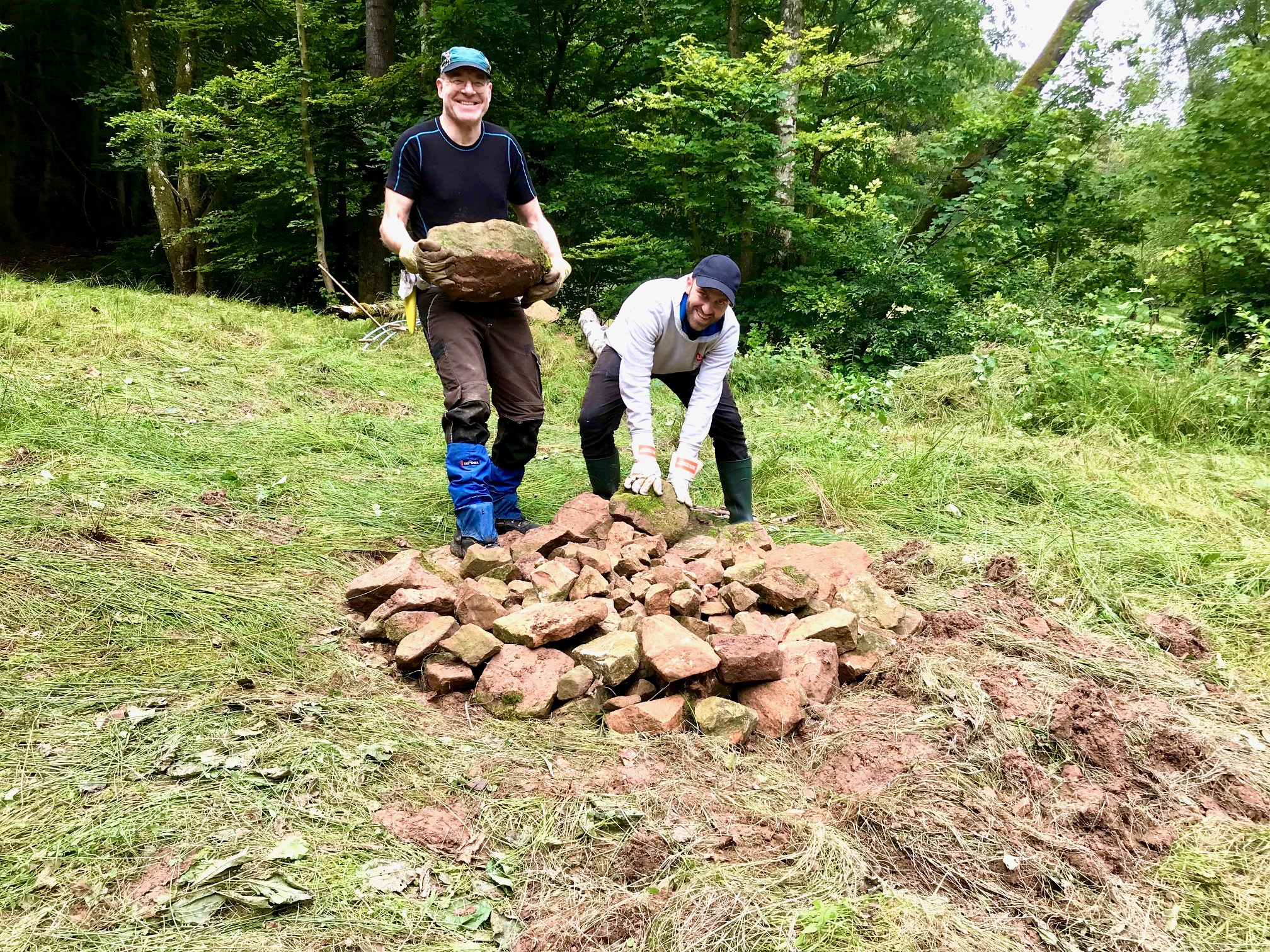 Steineschleppen für Schlangennester Steineschleppen für Schlangennester