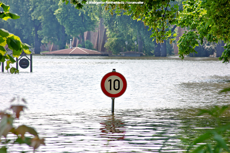 Verkehrsschild im Hochwasser