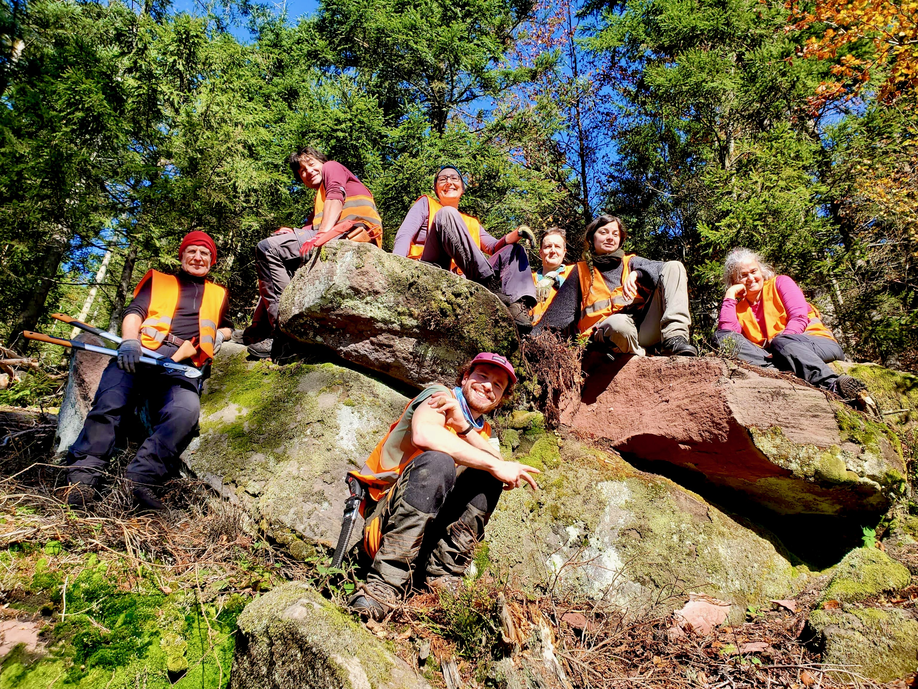 Freiwilligen vereint im Gruppenbild in Steinblöcken
