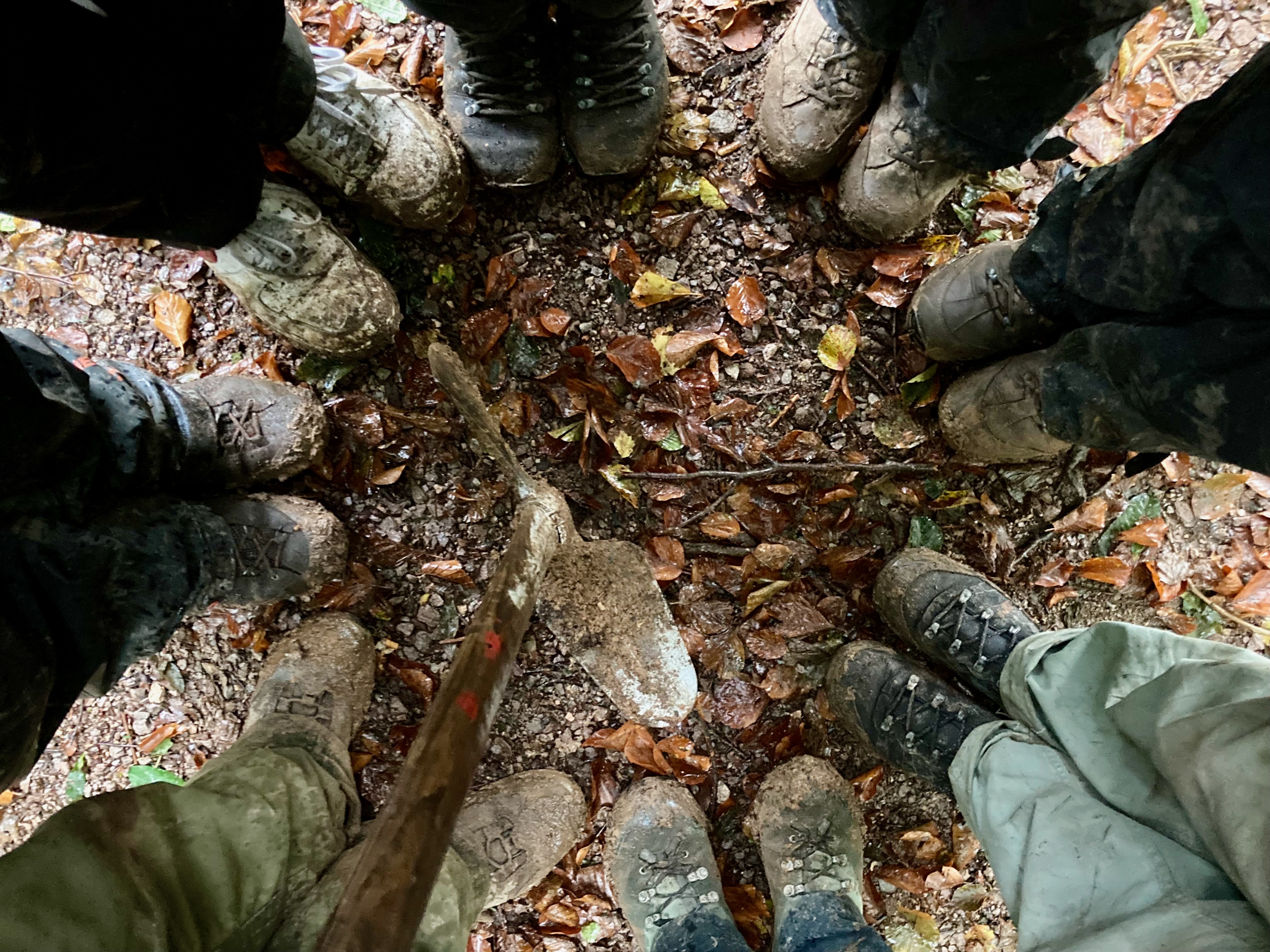 Die Schuhe der Menschen, die im Kreis stehen Die Schuhe der Menschen, die im Kreis stehen