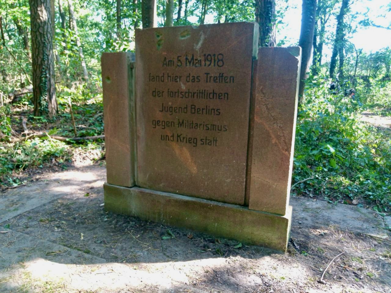 Friedenskleindenkmal im Wald Kleindenkmal für den Frieden in einem Wald bei Berlin