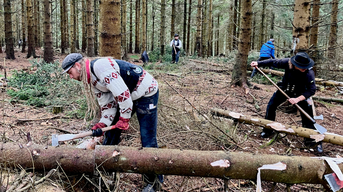 Wandergesellen schälen Fichtenstämme Wandergesellen schälen Fichtenstämme