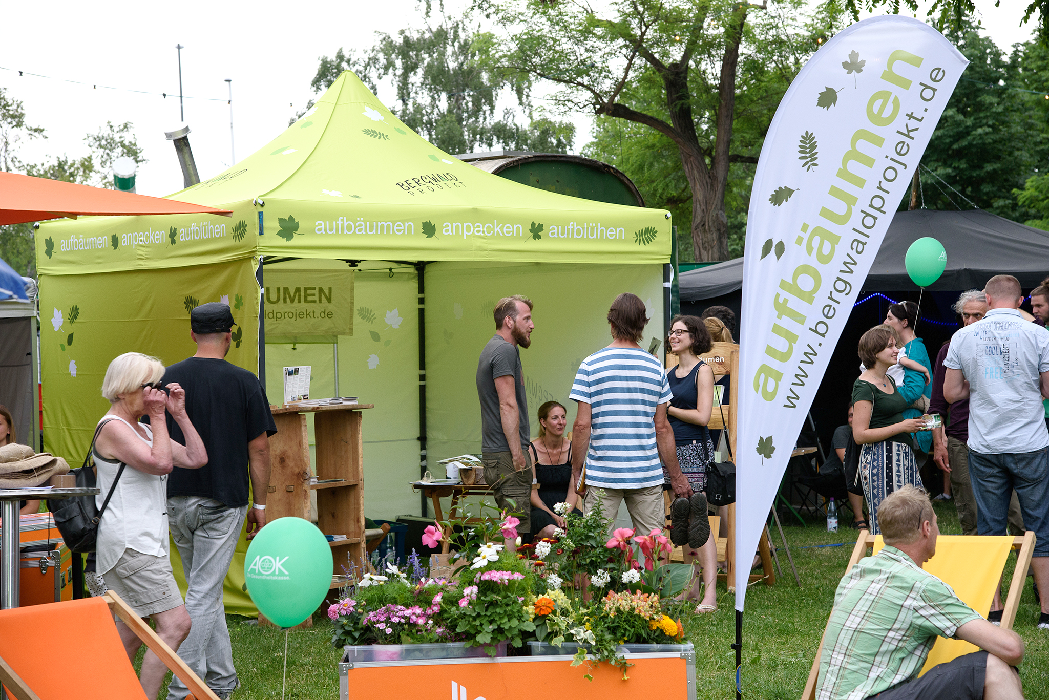 BWP_Infotour_Messestand.jpg Messestand mit Besuchern