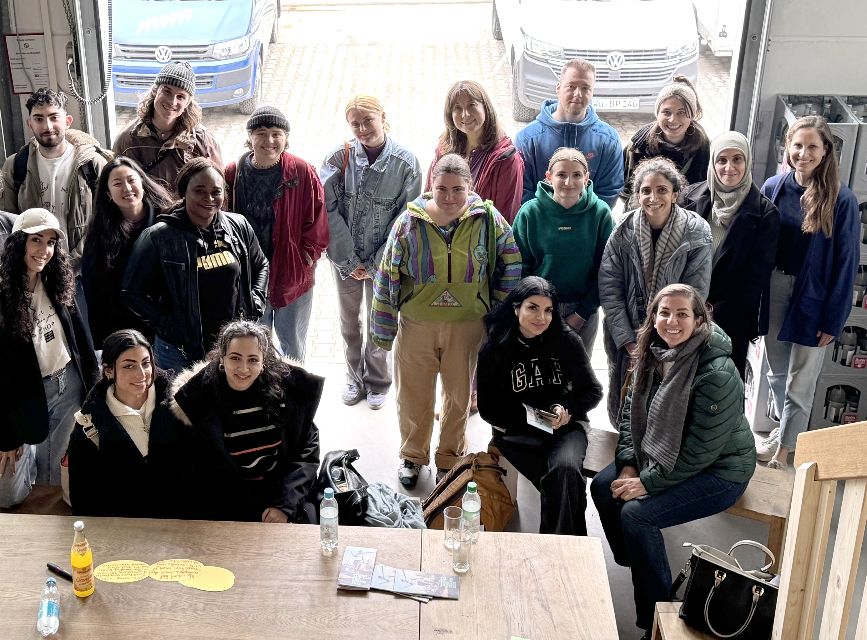 internationale Studierende im Höchberger Büro eine Gruppe internationaler Studierender im Bergwalprojekt-Büro