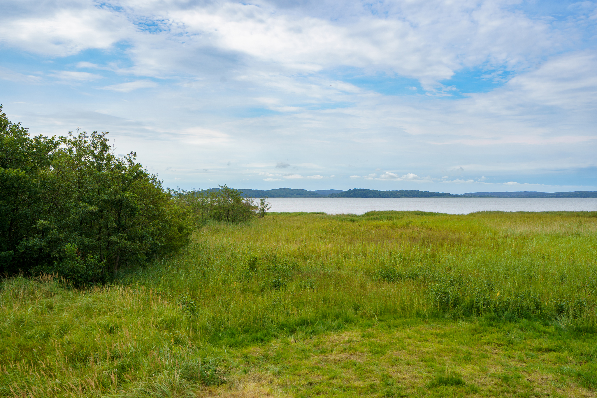 Blick über die Landschaft hin zum Meer