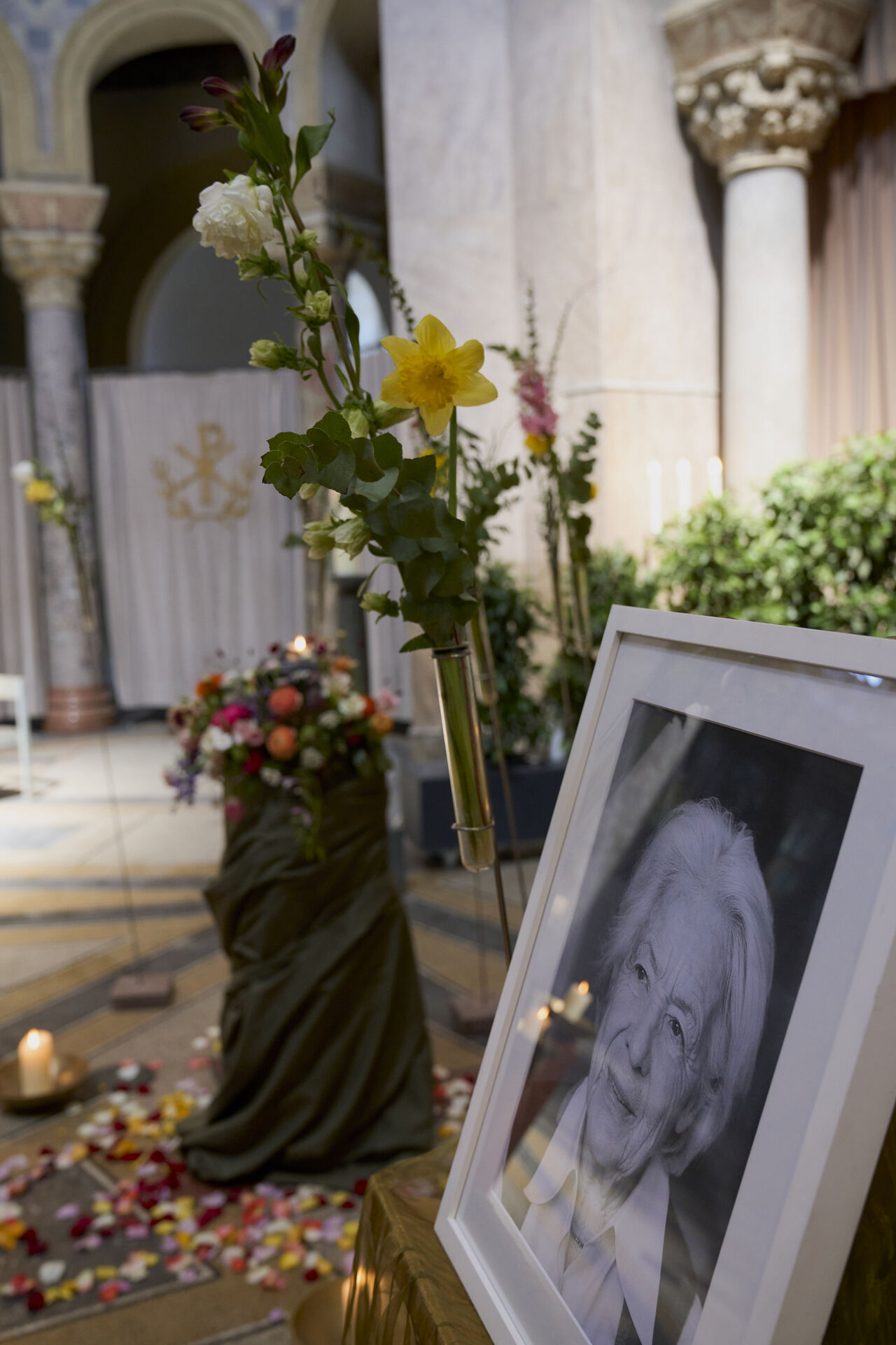 Abschied von Frau Rolle Sterbebild in einer Kirche mit Blumen