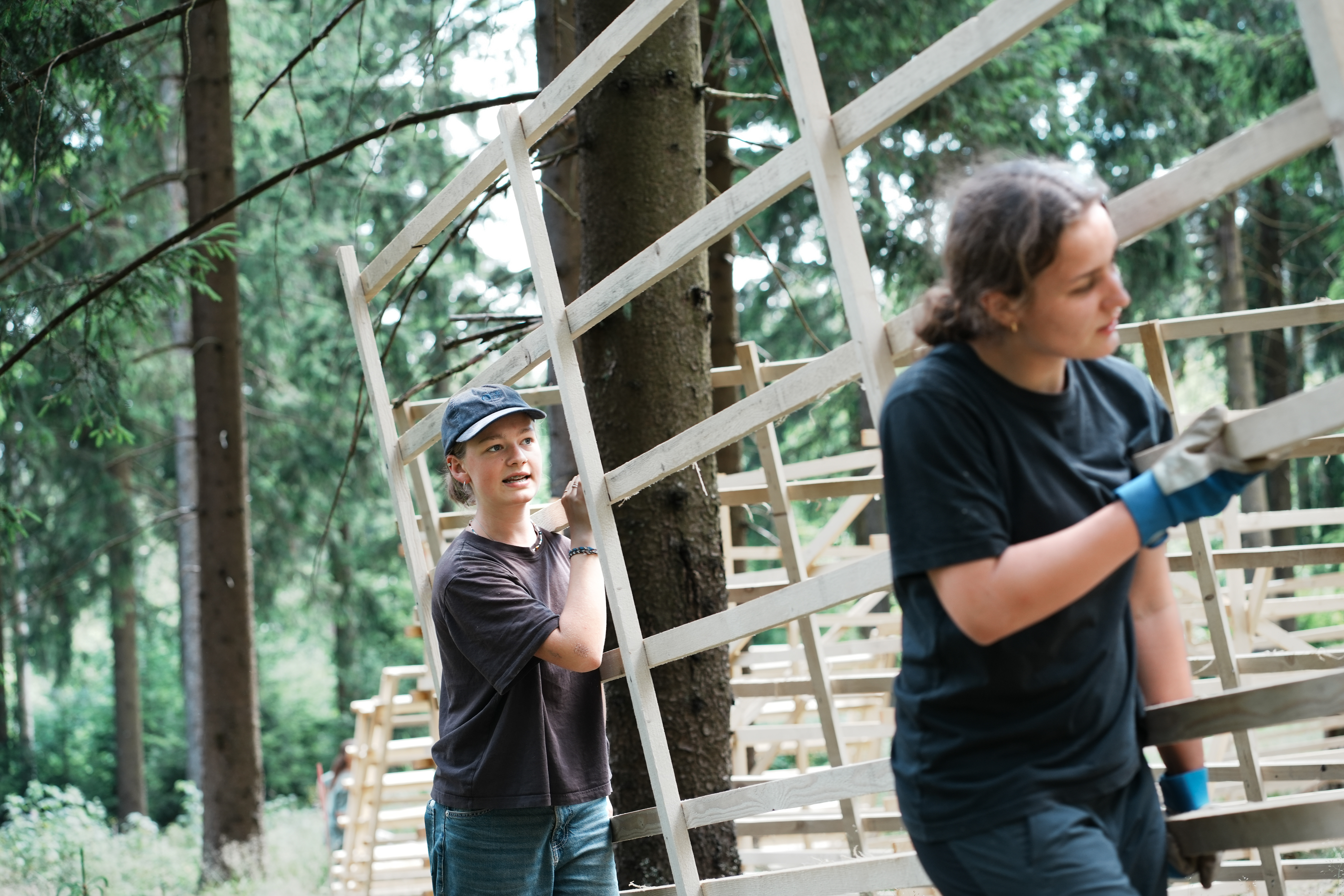 Hordengatter aufstellen im Zukunftswald Unterschönau zwei Personen tragen ein Hordengatter im Wald