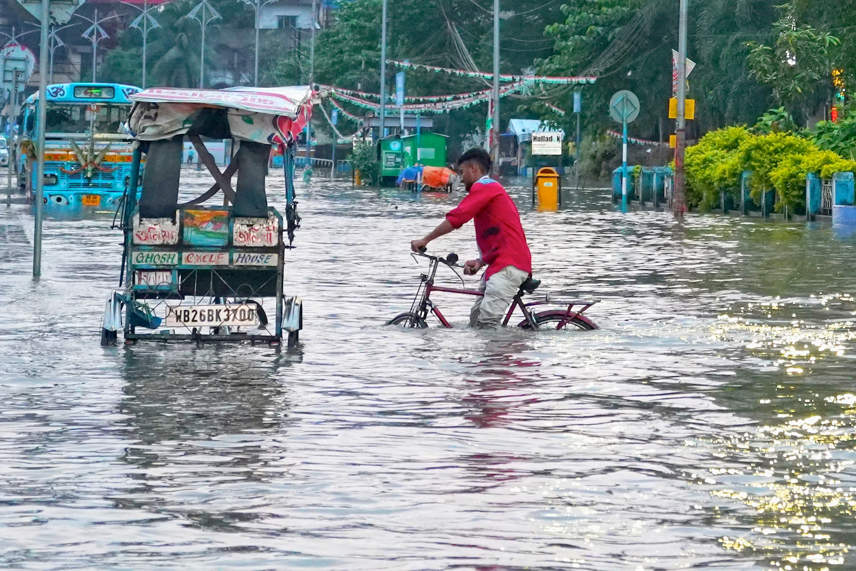 Hochwasser in indischer Stadt Mensch auf Fahrrad in einer überfluteten Stadt