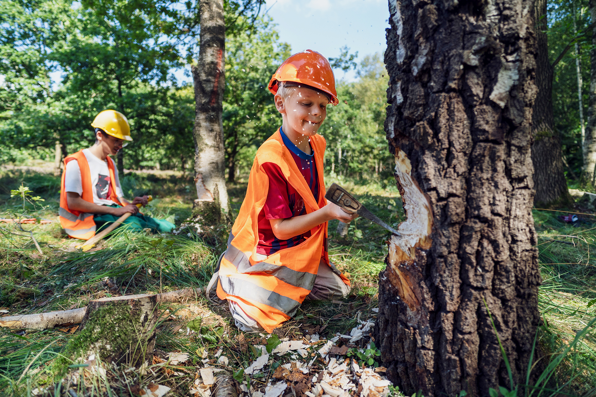 Junge mit Axt bei der Entnahme 