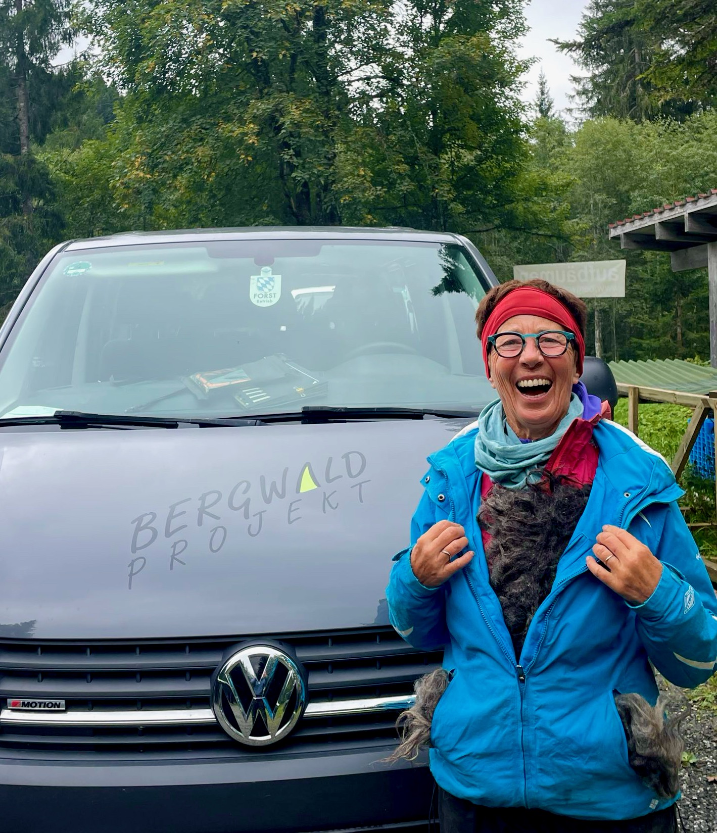Eine Teilnehmerin voller Schafwolle Eine Frau öffnet den Reisverschluss ihrer Regenjacke, aus der Schafwolle quillt