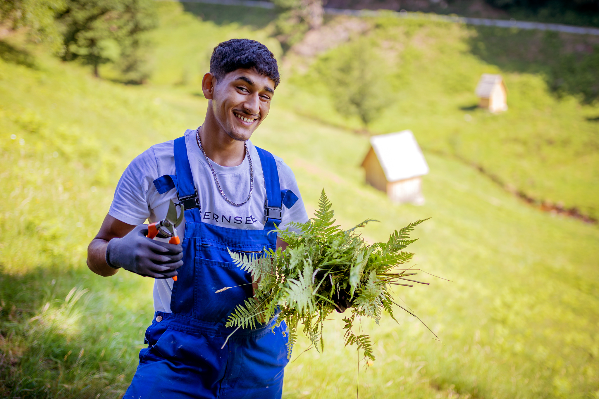 Jugendlicher mit Schere und Farn