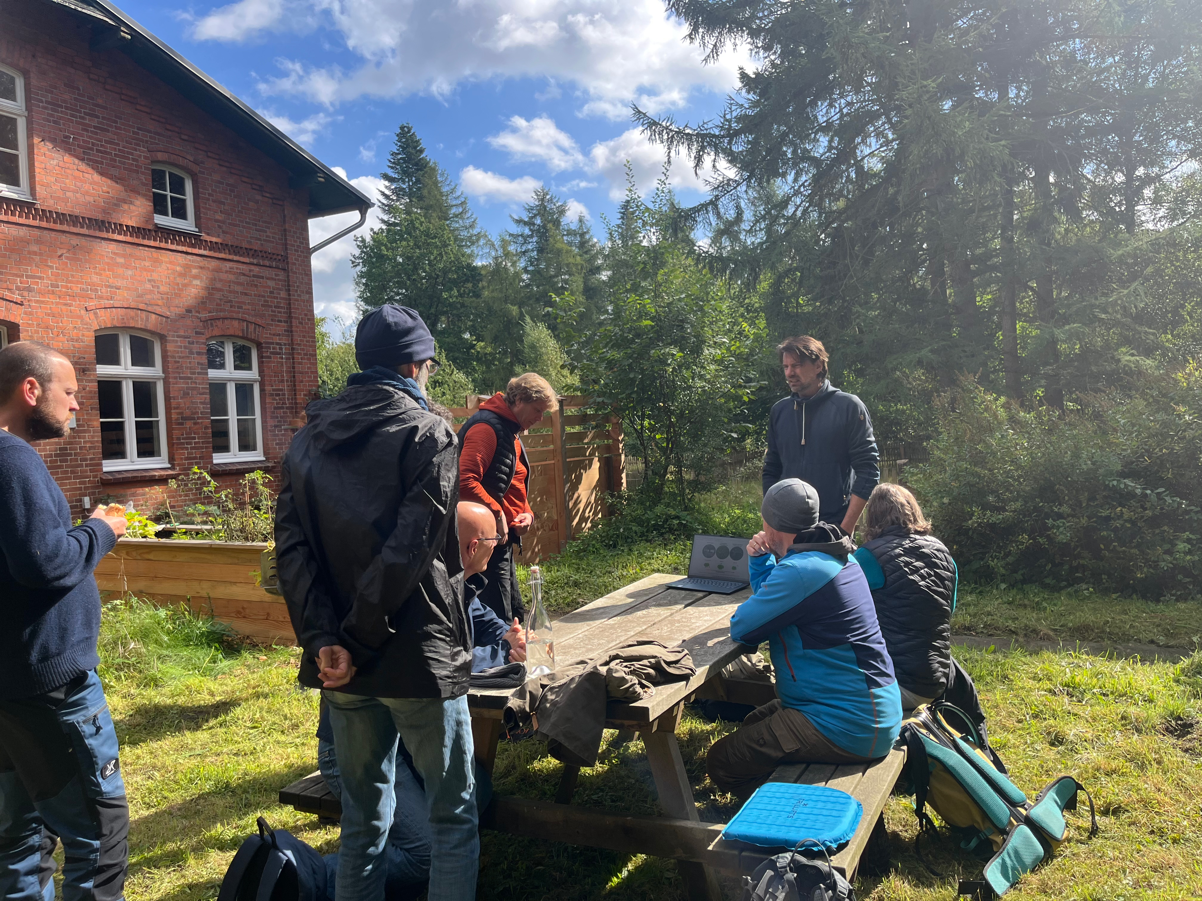 Menschen hören einem Vortrag zu