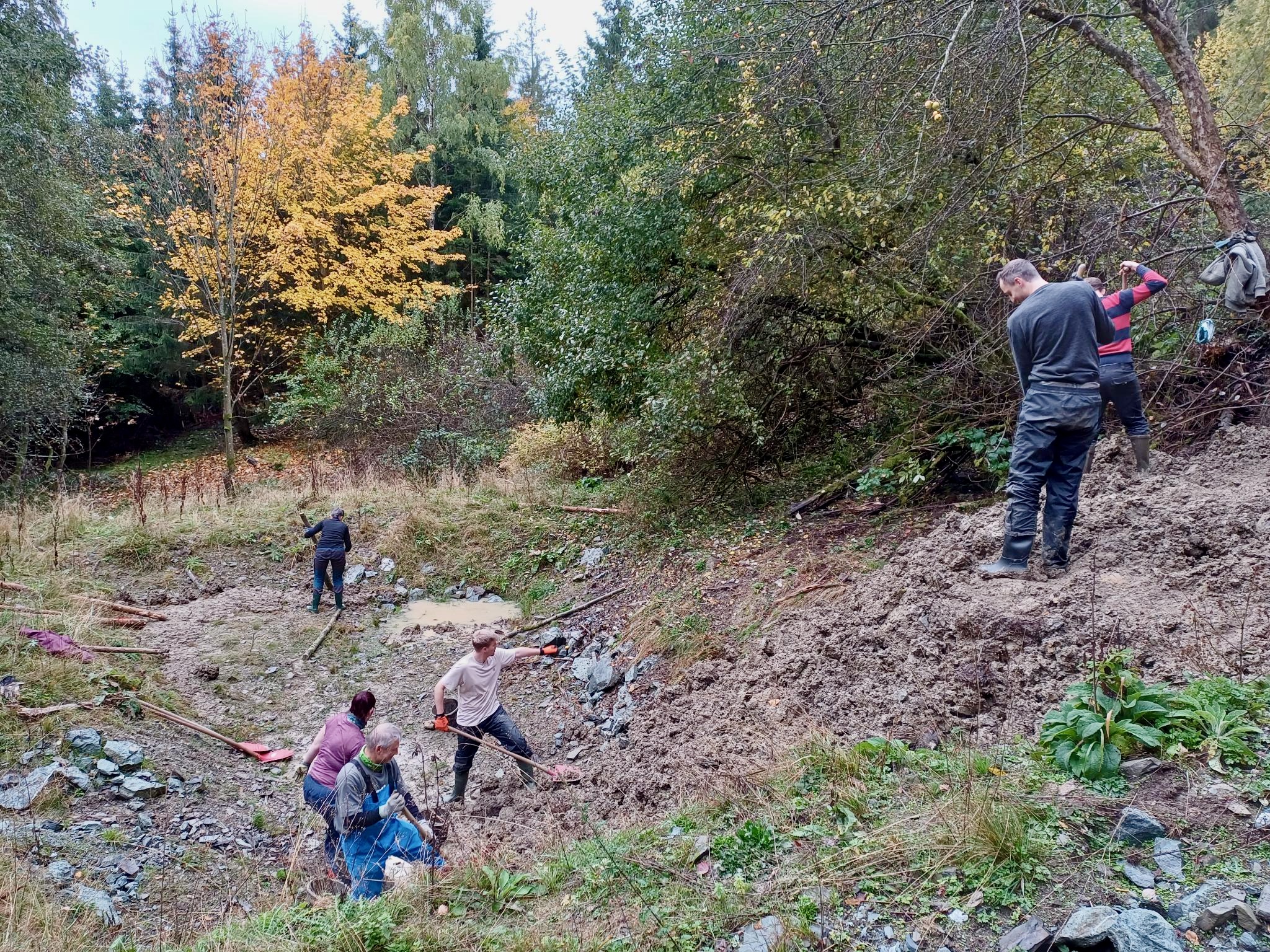 Menschen stehen verteilt an einem Abhang
