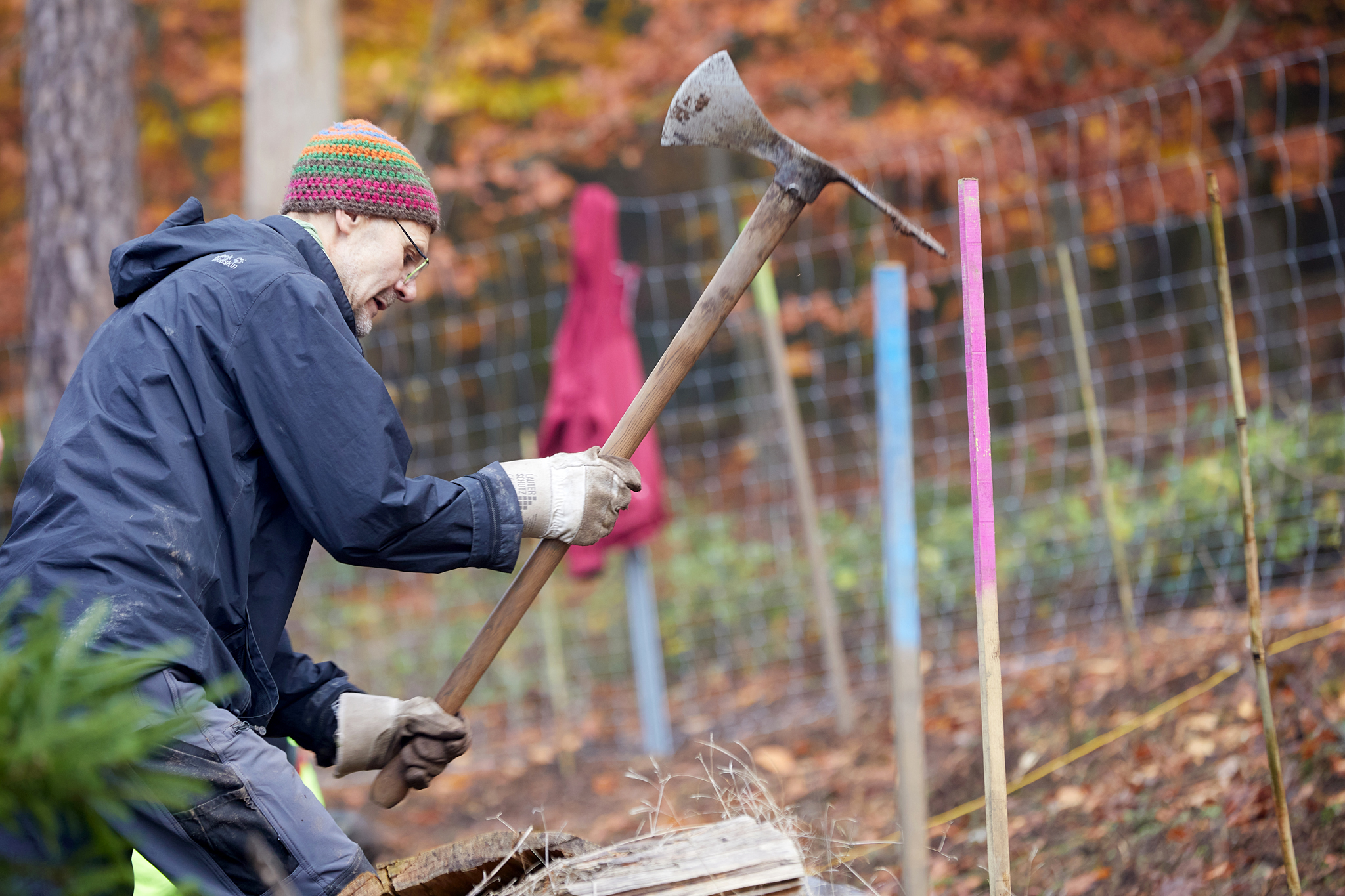 Teilnehmer in Aktion mit Wiedehopfhaue