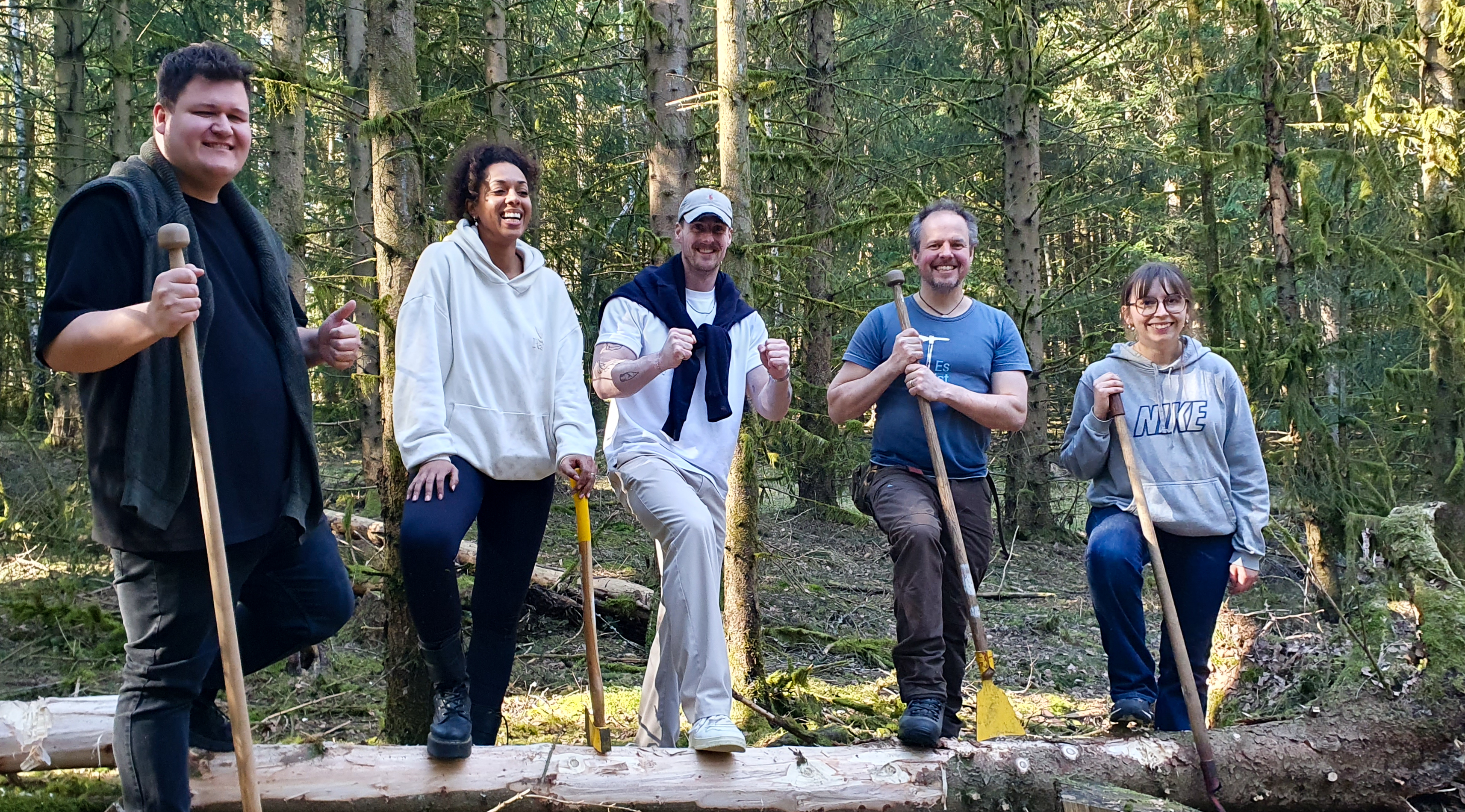 Mitarbeitende der Postcode-Lotterie im Zukunftswald Unterschönau