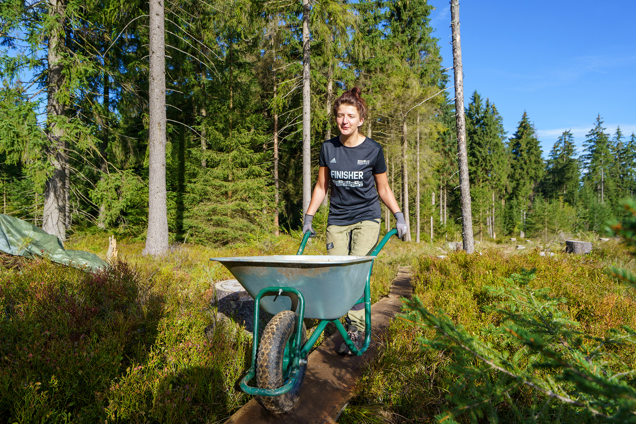 NPErzgebirge_Bildergalerie_Bergwaldprojekt_2.jpg Teilnehmerin mit Schubkarre