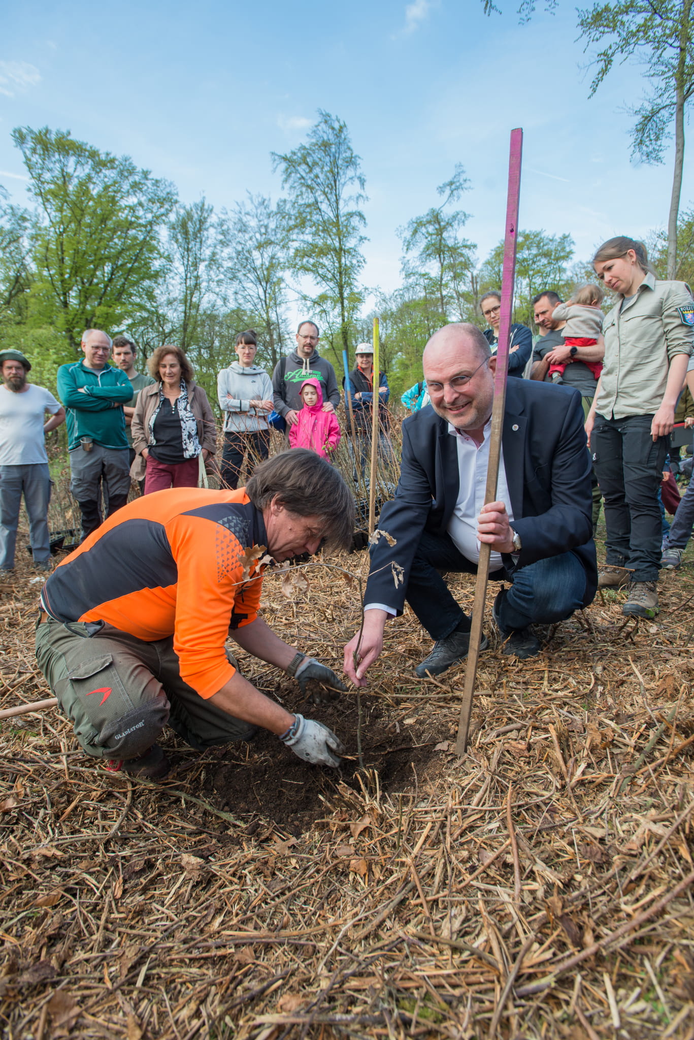 Zwei personen pflanzen einen Baum