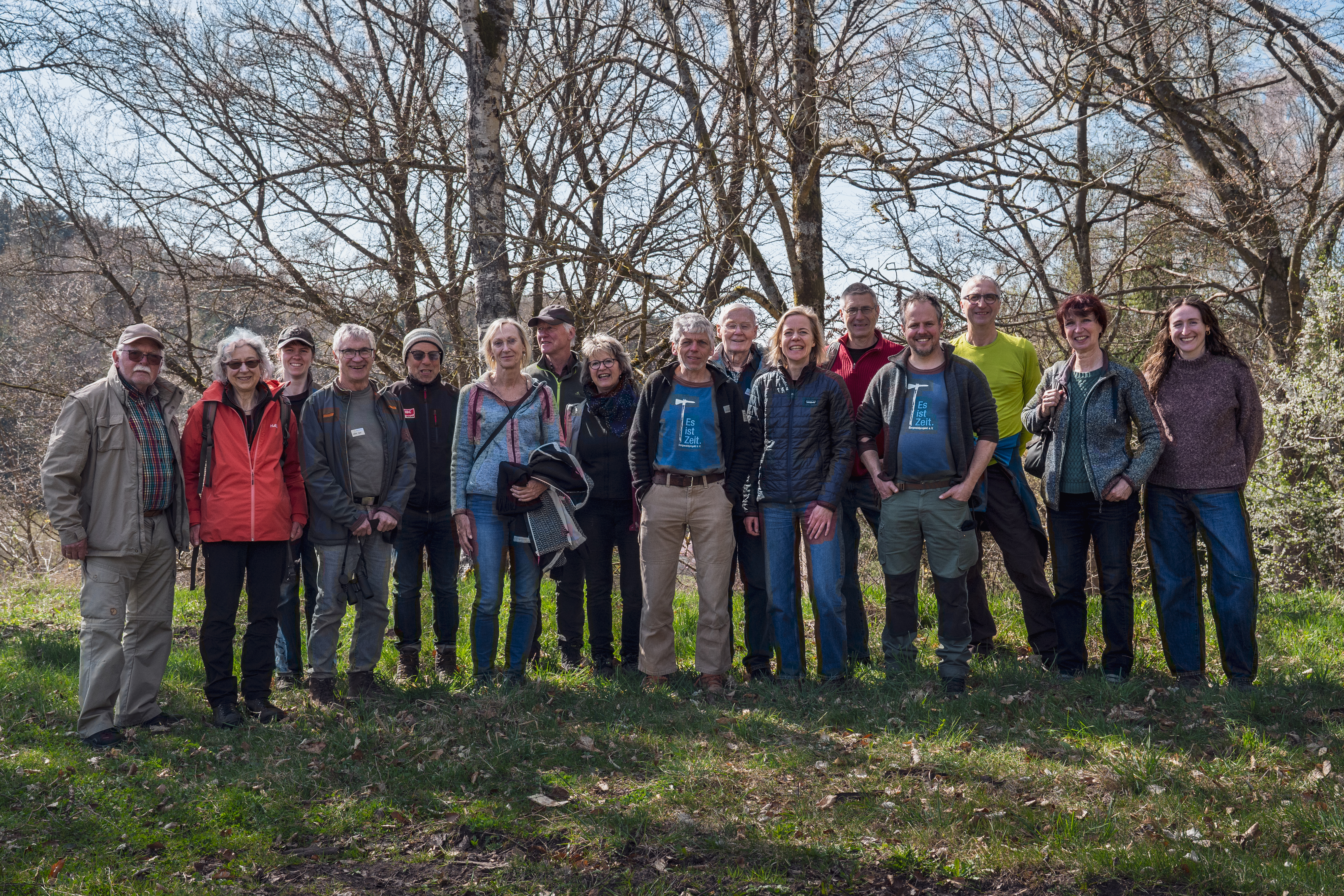 Gruppenbild der Stifter*innen der Umweltstiftung Greenpeace, Mitarbeitender der Umweltstiftung Greenpeace und des Bergwaldprojekts