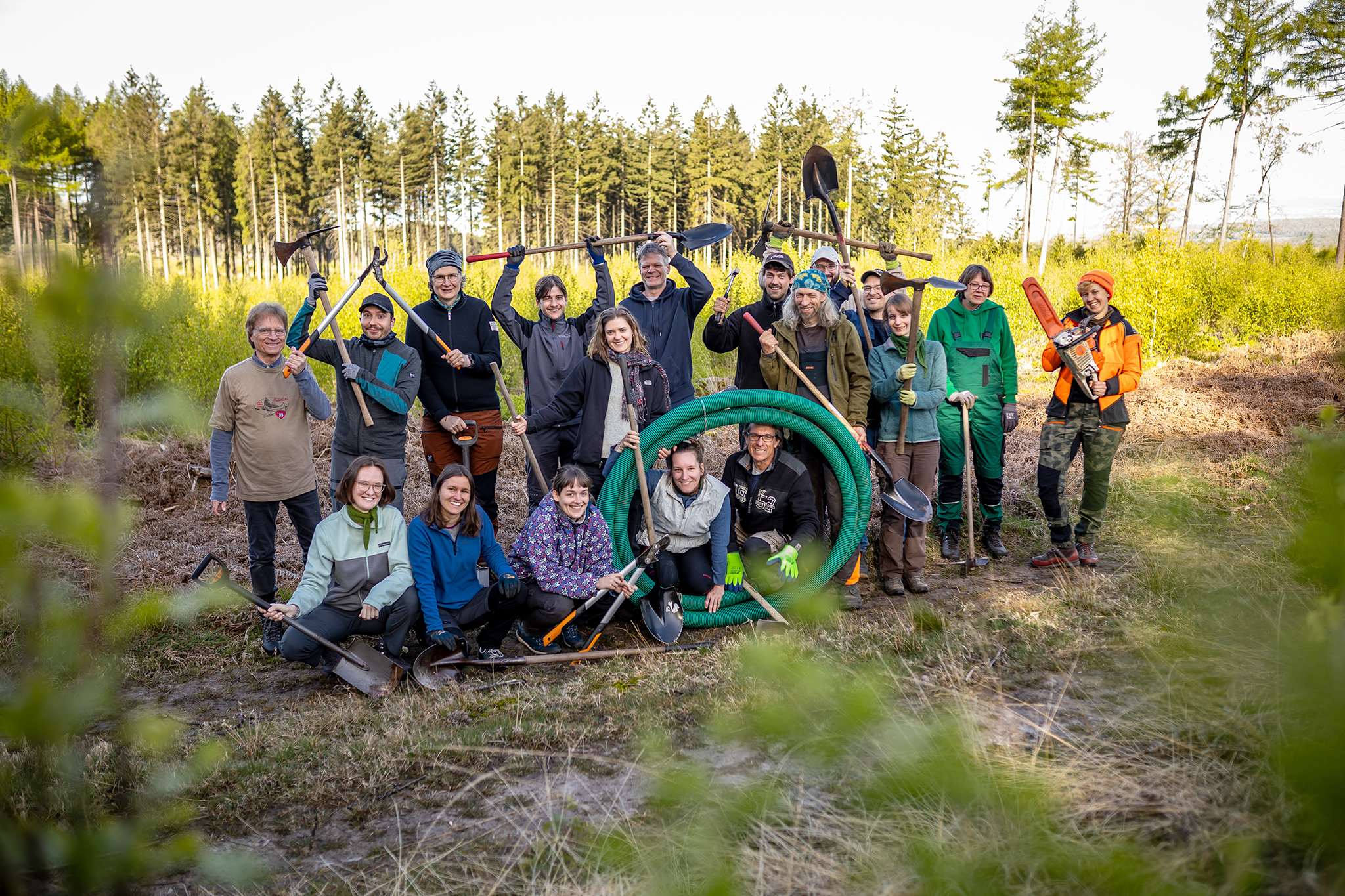 Gruppenbild mit Werkzeug Gruppenbild mit Werkzeug im Moor