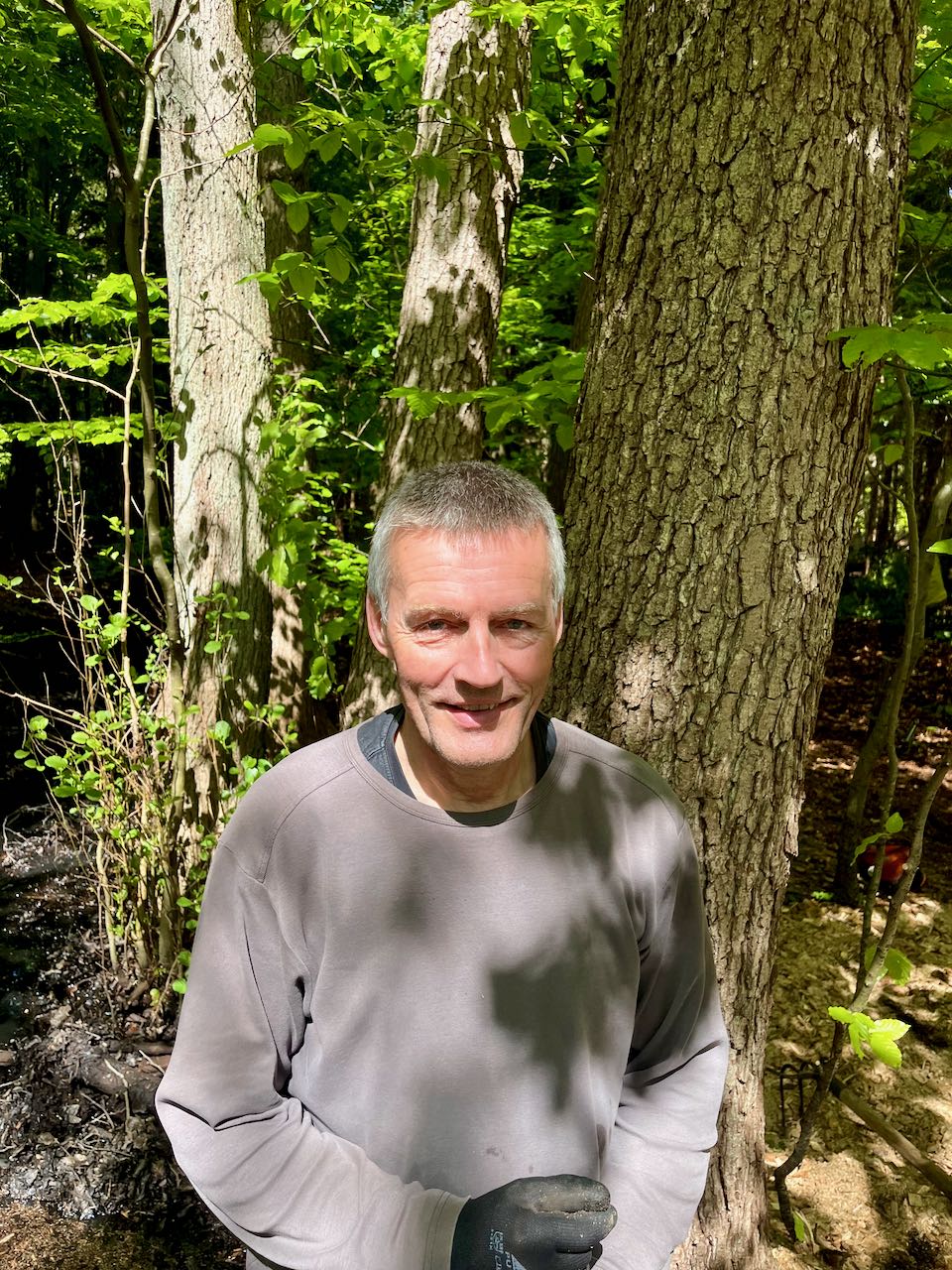 Teilnehmer Karsten in Rostock Ein Mann steht im Wald vor einem Baum