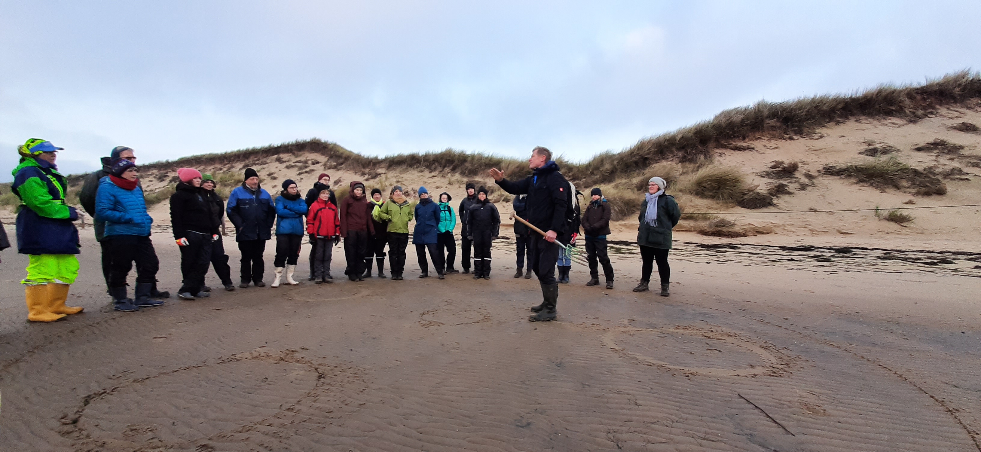 Merkwürdige Sandkreise am Strand