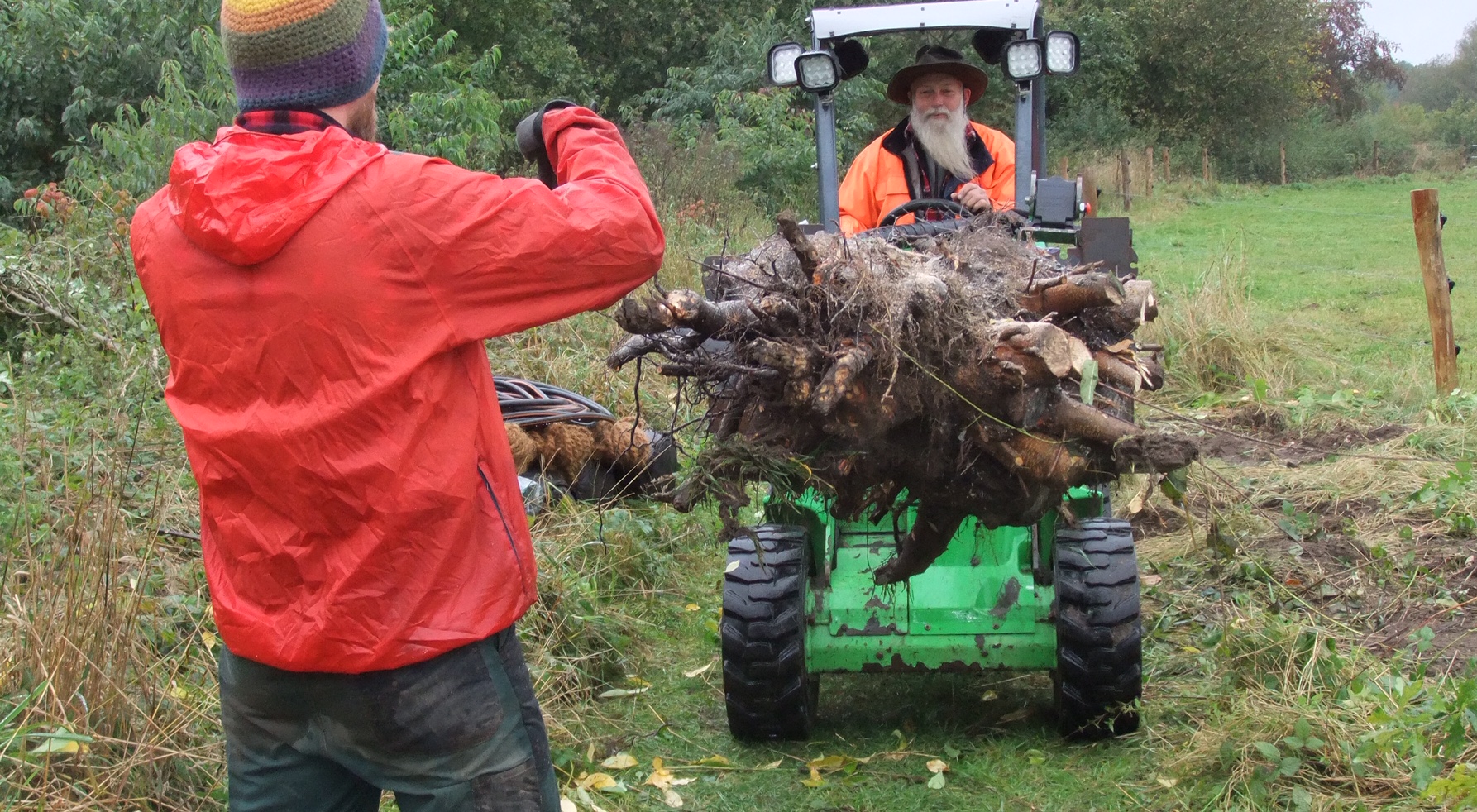 Wurzelstockenfernung mit Baggers Hilfe Wurzelstockenfernung mit Baggers Hilfe
