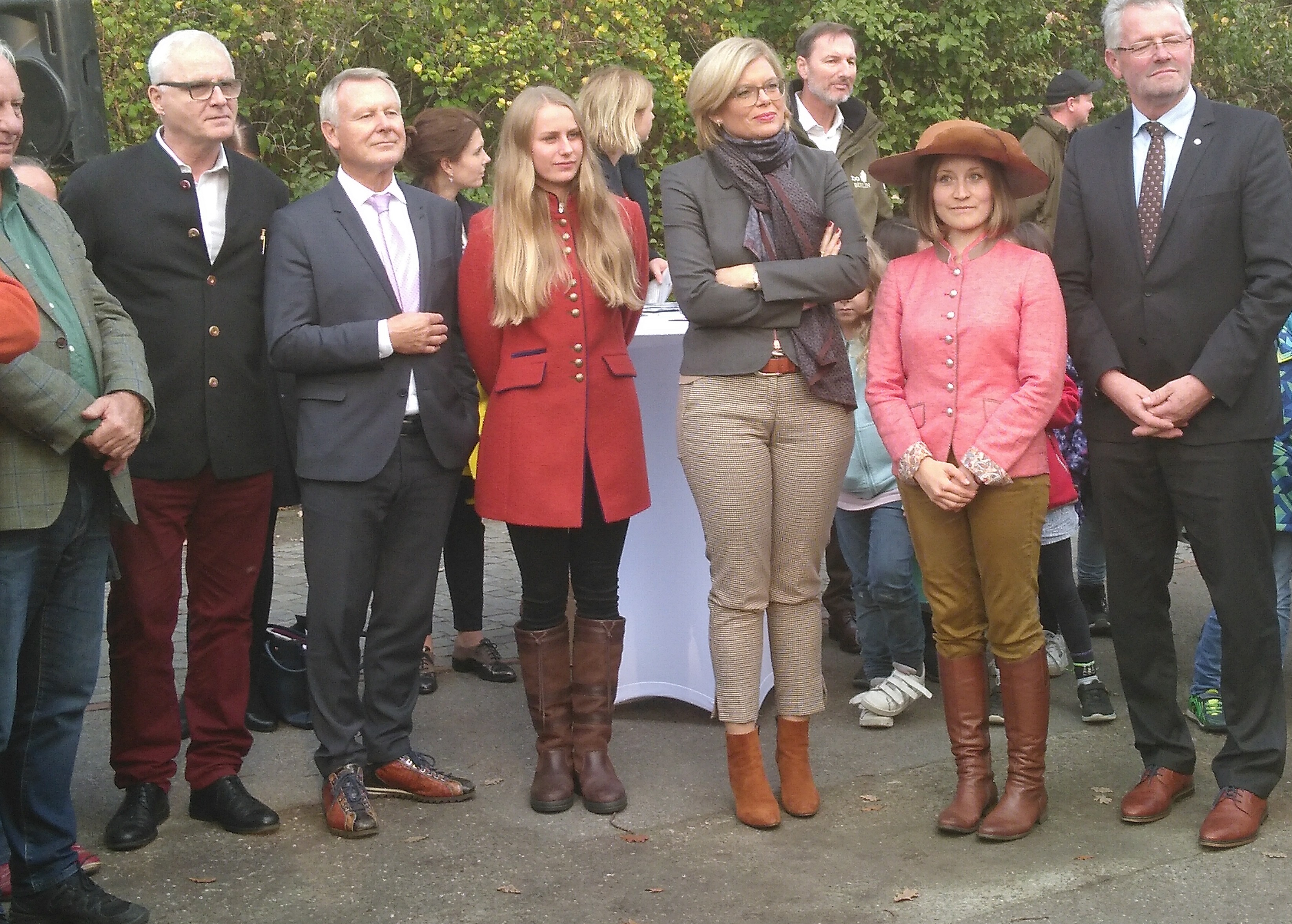 Baumköniginnen mit Ex-Weinkönigin Baumköniginnen mit Ex-Weinkönigin