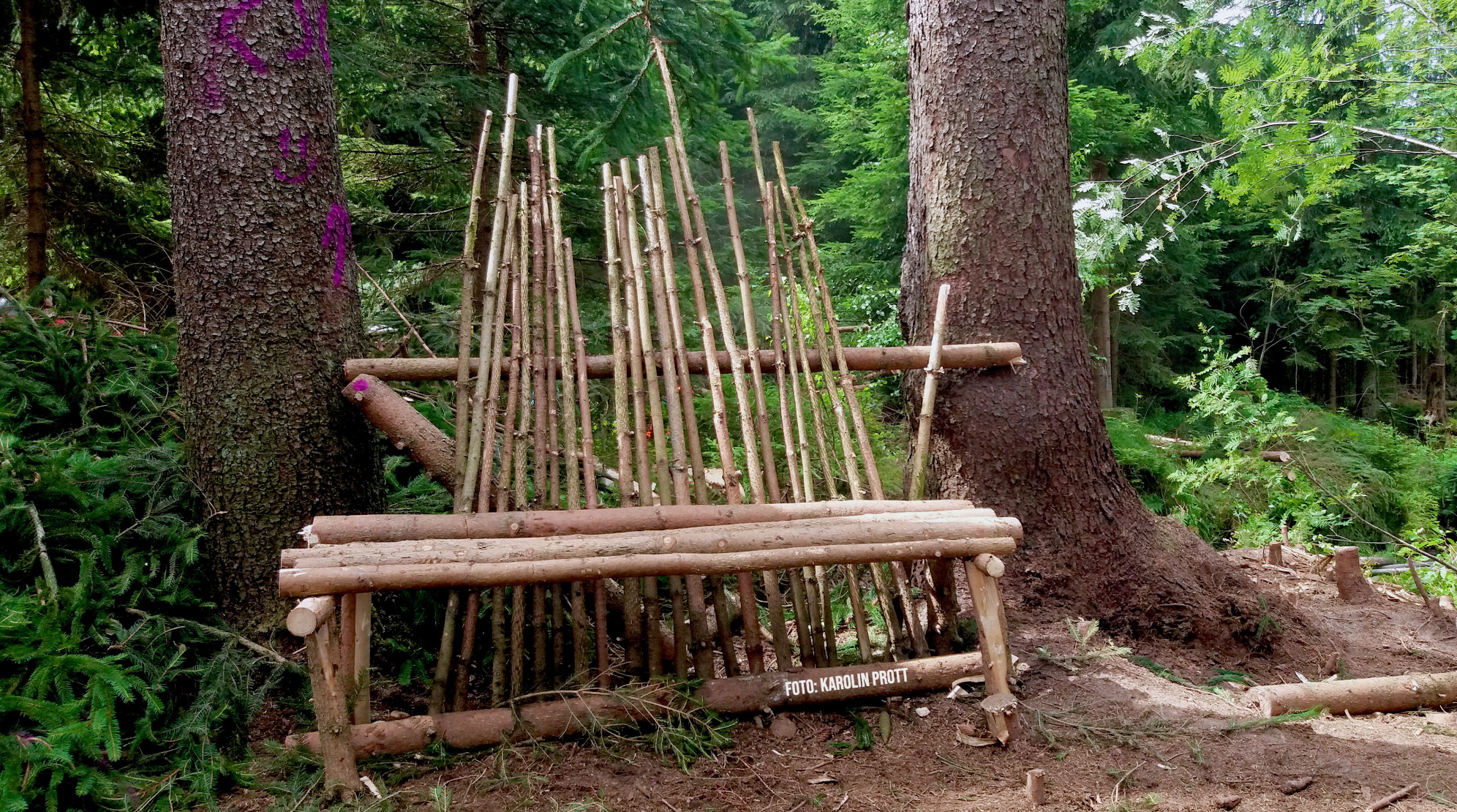 Sitzbank aus Biotoppflegerückständen