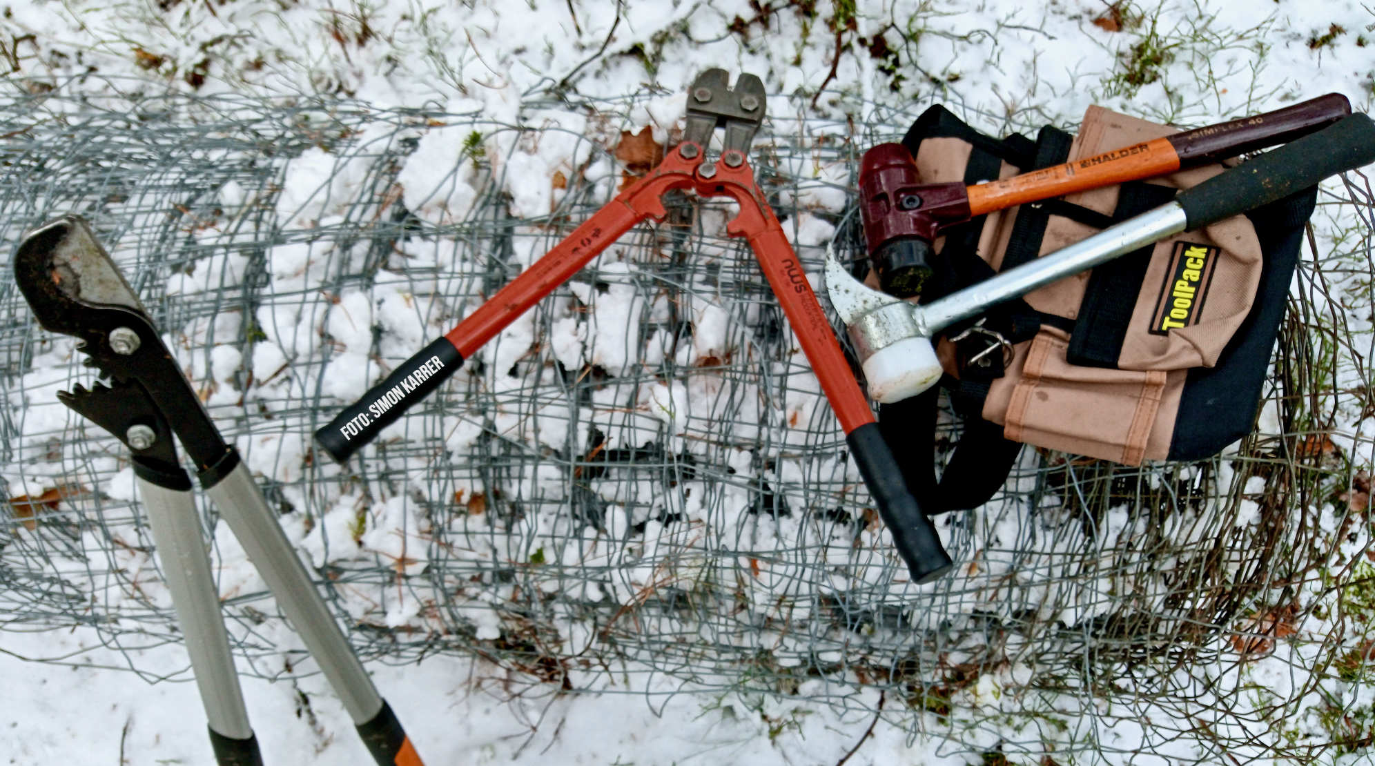 Zaunabbau-Werkzeuge im Schnee