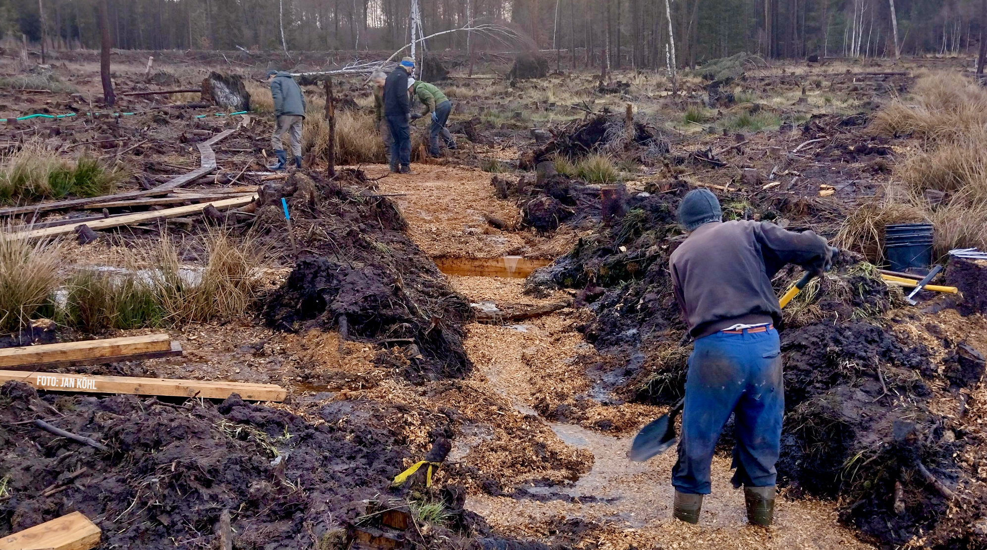 Wasser im zu verfüllenden Entwässerungsgraben Wasser im zu verfüllenden Entwässerungsgraben