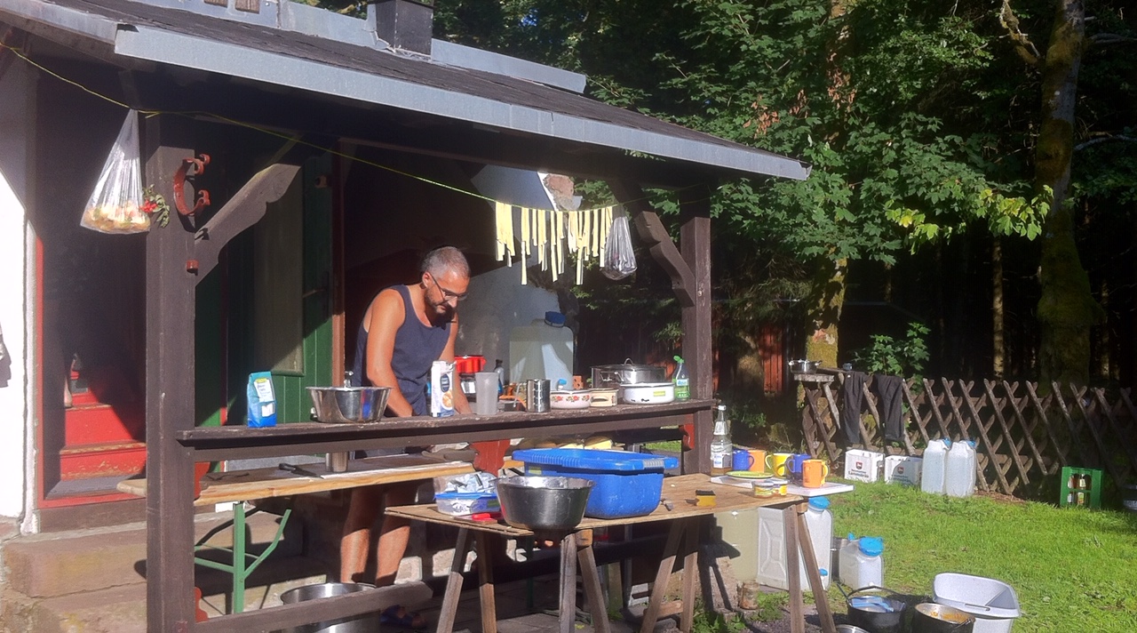 Nudeln trocknen an der Sonne Nudeln trocknen an der Sonne