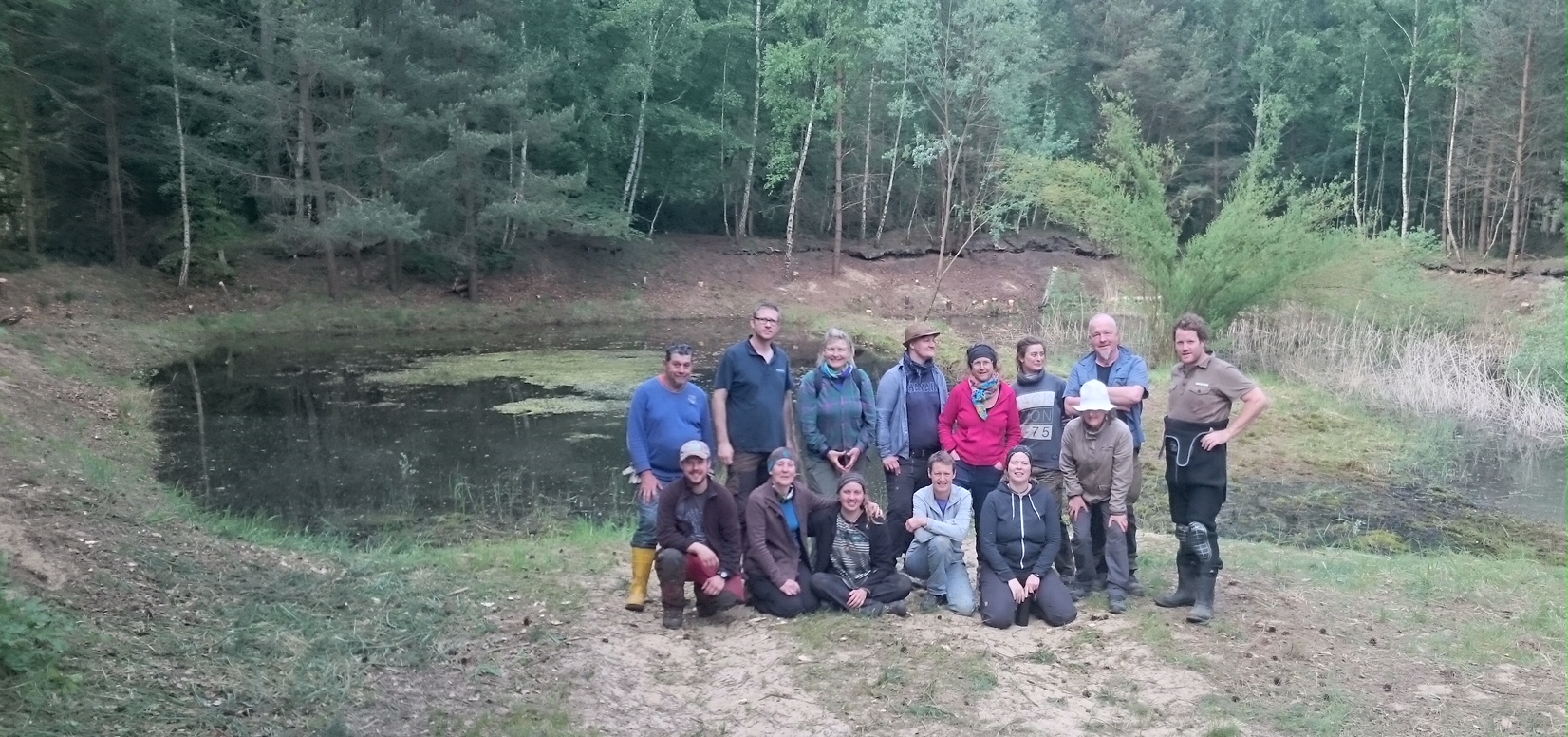 Gruppe vor ausgeholztem Feuchtbiotop