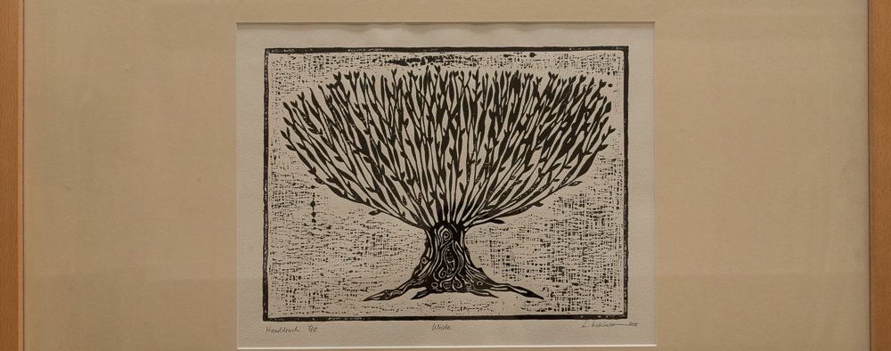 Ein Holzschnitt eines Weidenbaumes auf Büttenpapier. Ein Holzschnitt eines Weidenbaumes auf Büttenpapier.