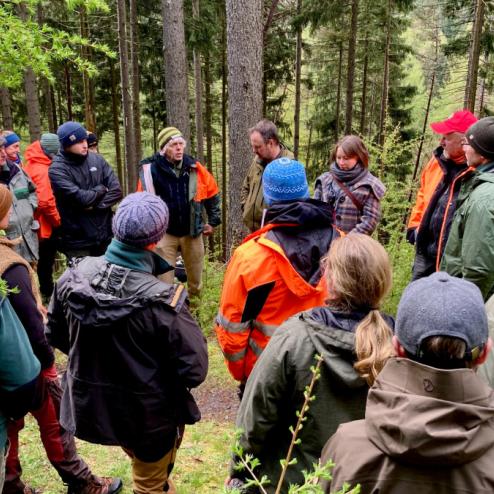 Zuhörende Forstpraktiker im Zukunftswald