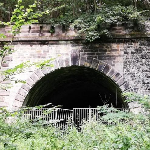 Der Eingang zum nie genutzten Eisenbahntunnel