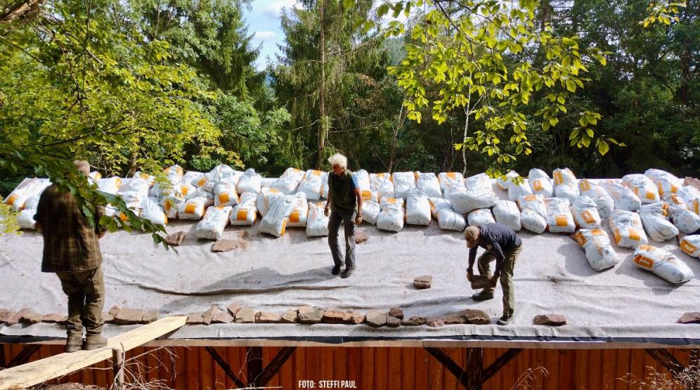 Dachbegrünungsarbeiten an der Waldscheune in Thüringen