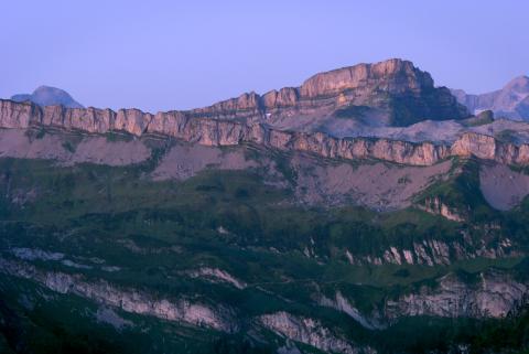 Blick auf einen Berg in Balderschwang während des Sonnenaufgangs