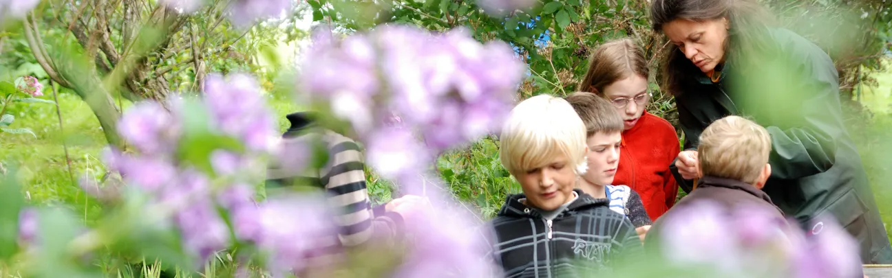 Kinder beim Basteln draußen