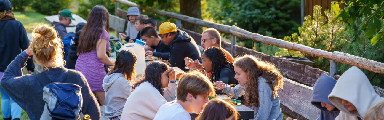 BWP_Klimakrise_Abendessen_Unterschönau Gemeinsames Abendessenvon Teilnehmenden einer Waldschulwoche unter freiem Himmel
