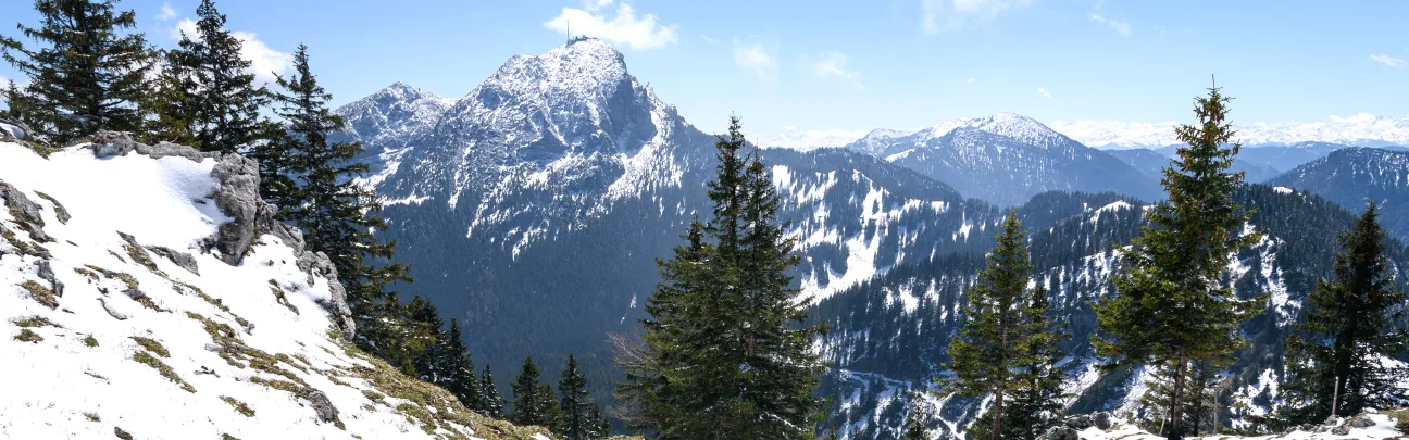 Blick auf die schneebedeckten Berge am Schliersee