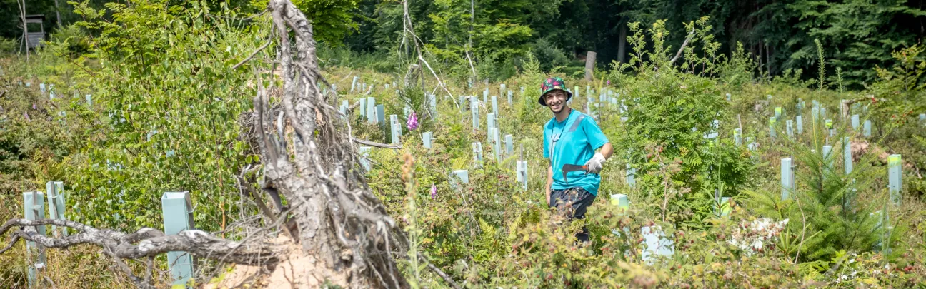 Weiter Blick auf die Arbeitsfläche mit einem lächelnden Teilnehmer